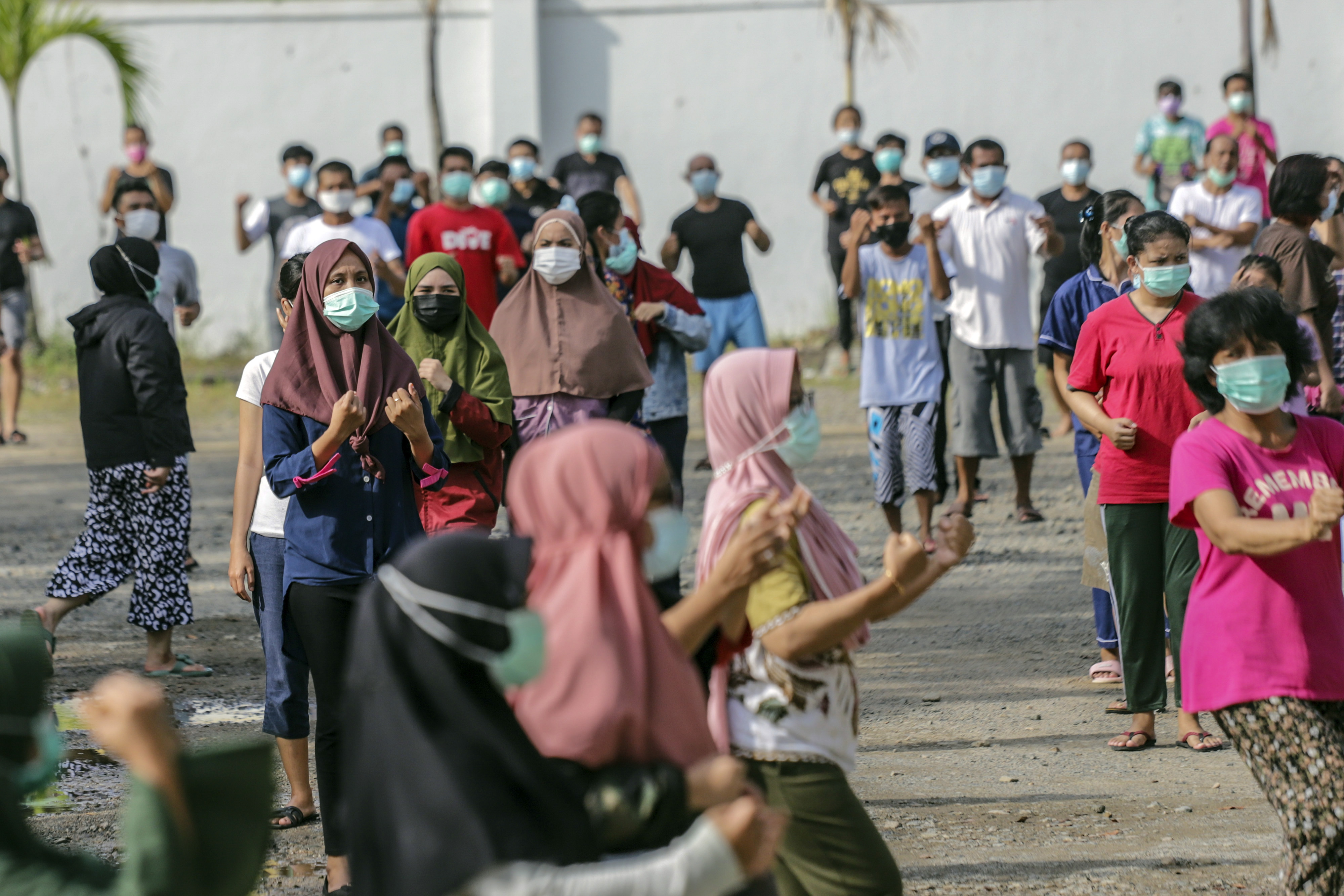 Sejumlah pasien covid-19 berstatus Orang Tanpa Gejala (OTG) berolahraga di kawasan pusat karantina Asrama Haji Batam, Kepulauan Riau.
