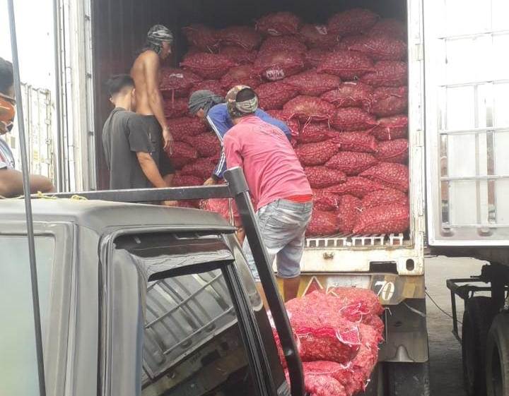 Badan Ketahanan Pangan, Kementan, membantu biaya distribusi bawang merah dari Probolinggo ke Ambon. 