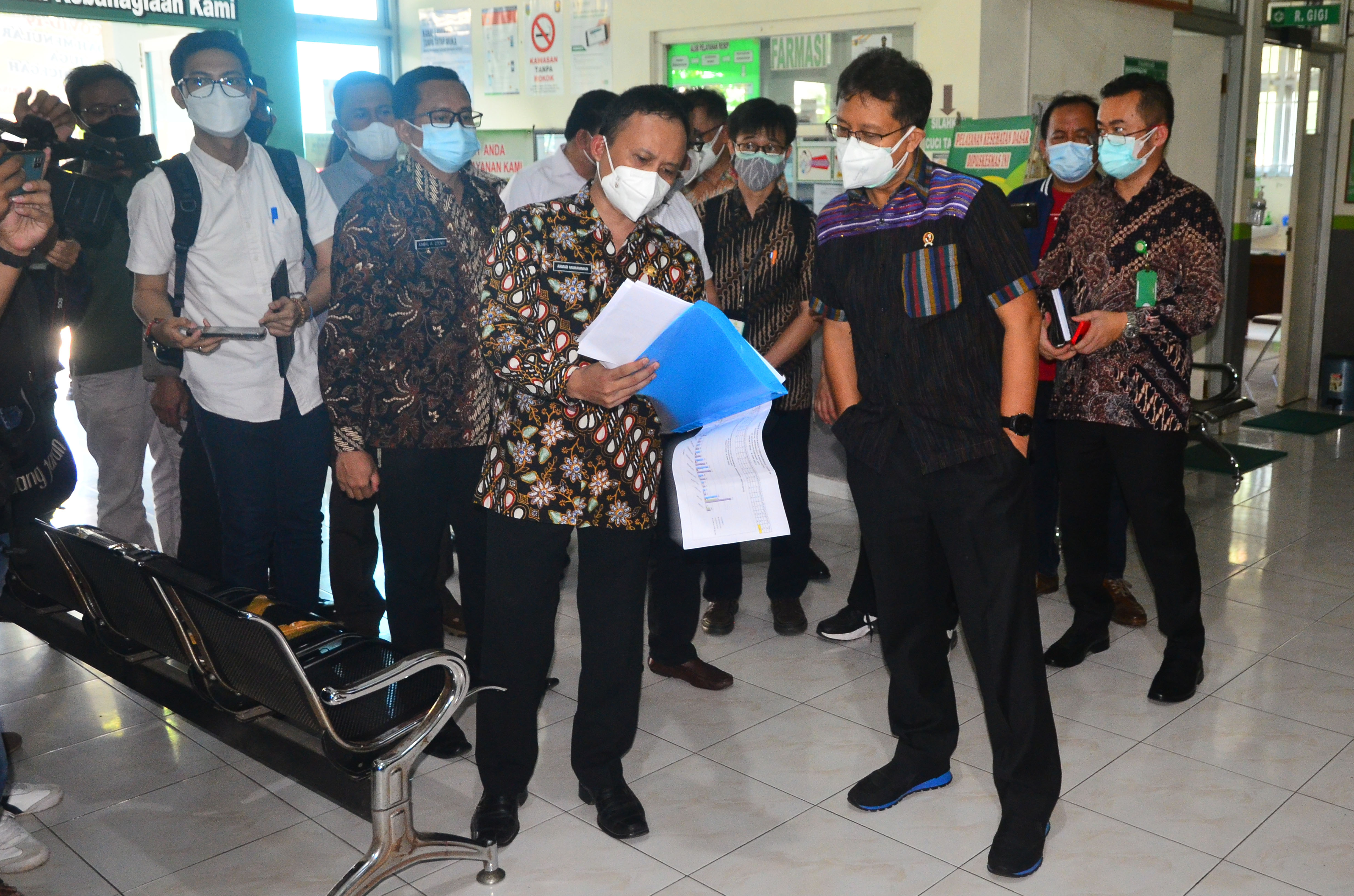  Menteri Kesehatan Budi Gunadi Sadikin (kanan) melihat data pelacakan pasien Covid-19 di Puskesmas Jati Kudus, Jawa Tengah, Sabtu (5/6/2021)