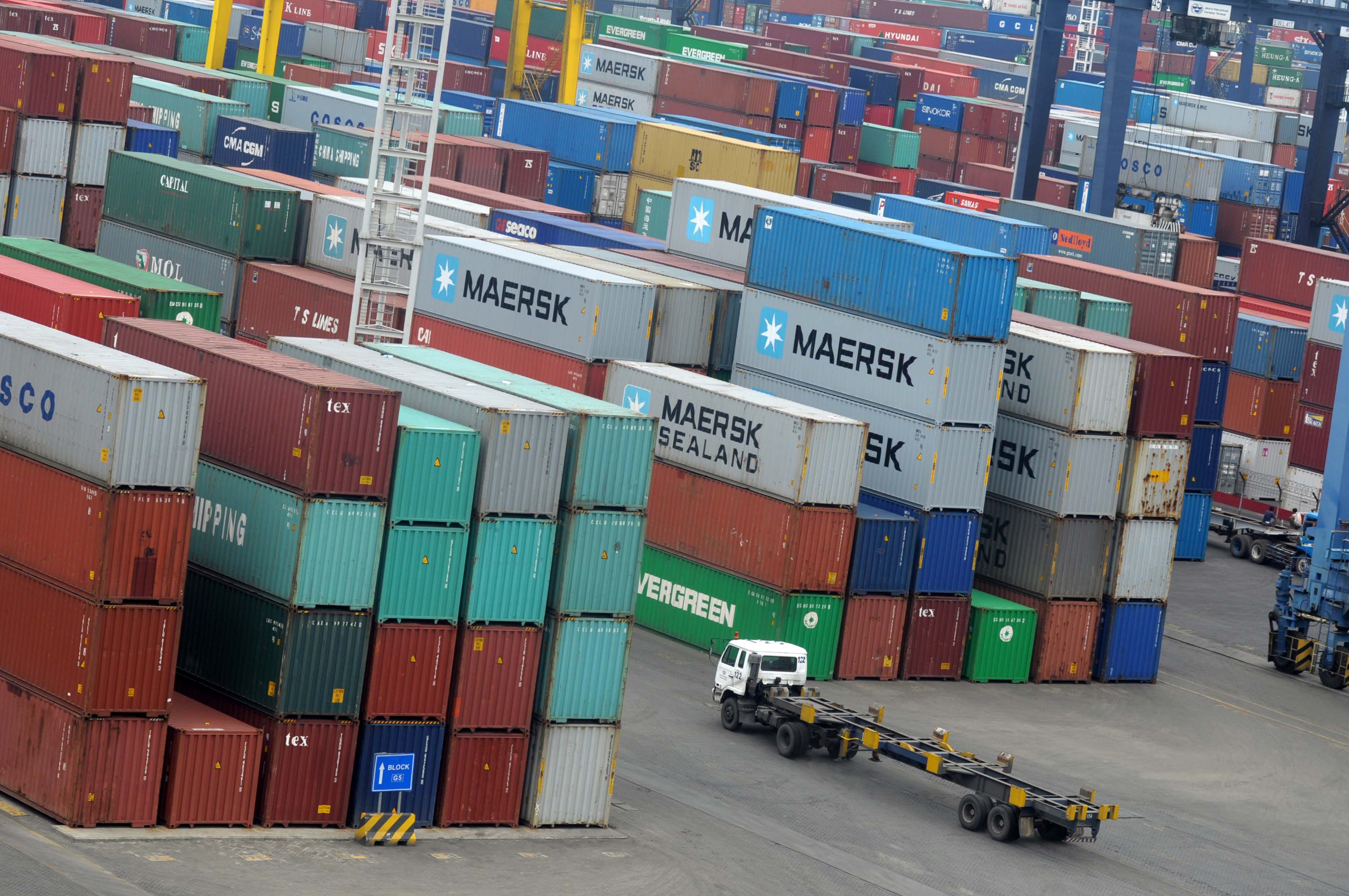 Suasana bongkar muat kontainer di tanjung priok