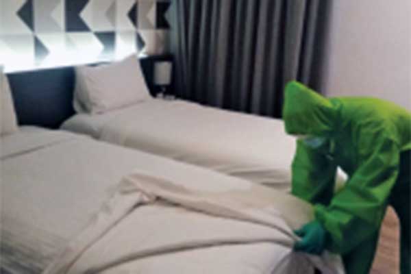 Petugas dari Habitat for Humanity Indonesia sedang merapikan kamar buat tenaga medis.  