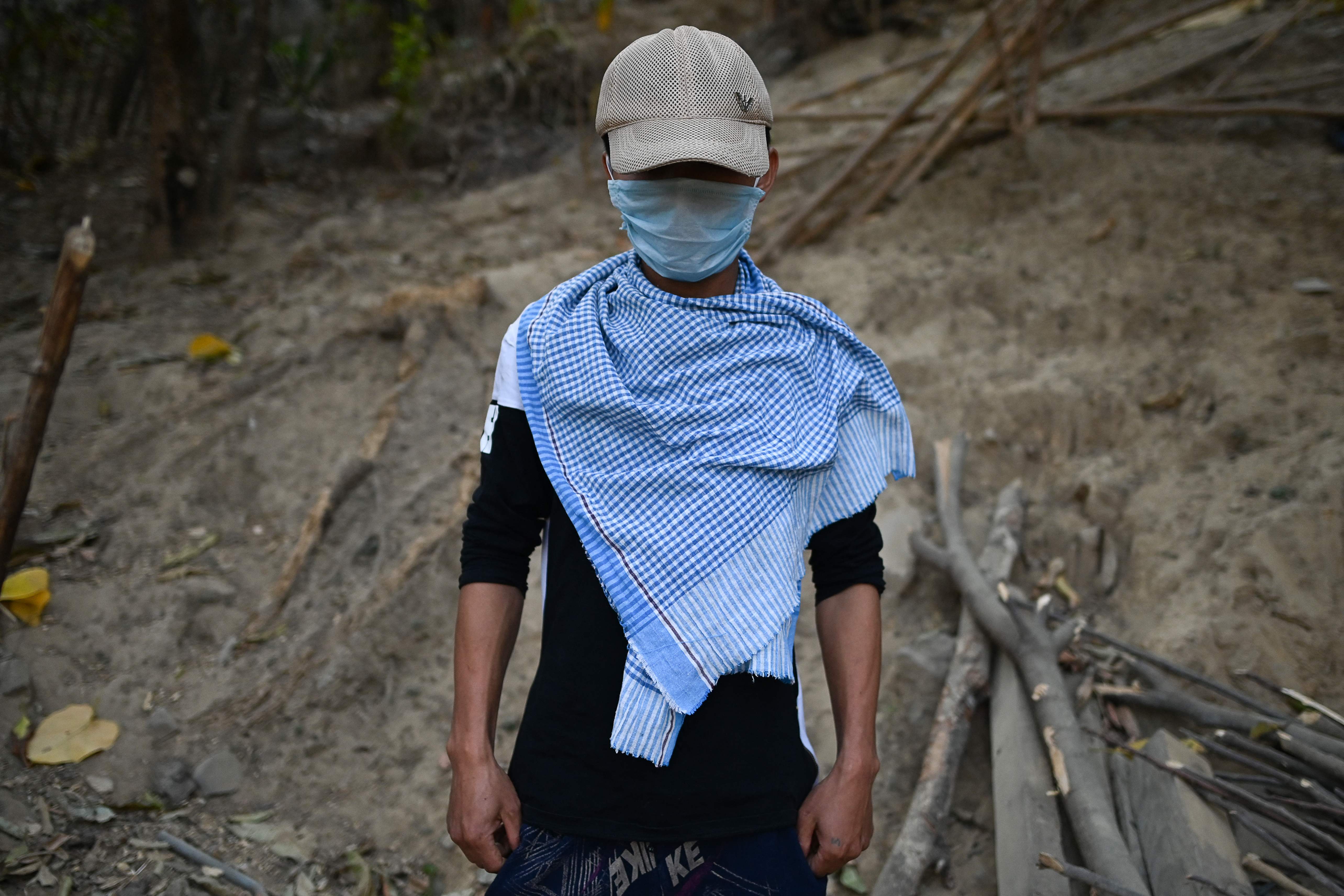 Seorang anggota militer Myanmar yang melarikan diri dan masuk wilayah India secara ilegal di Negara Bagian Mizoram, India.