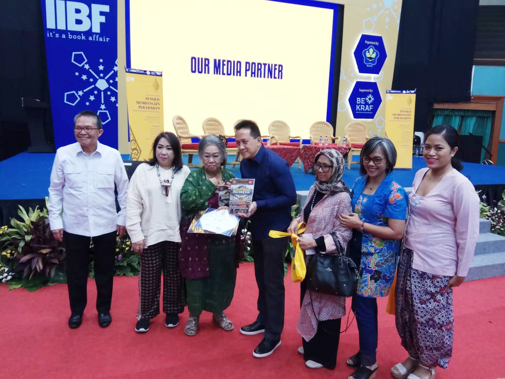 Toeti Heraty Noerhadi saat menerima Lifetime Achievement Award