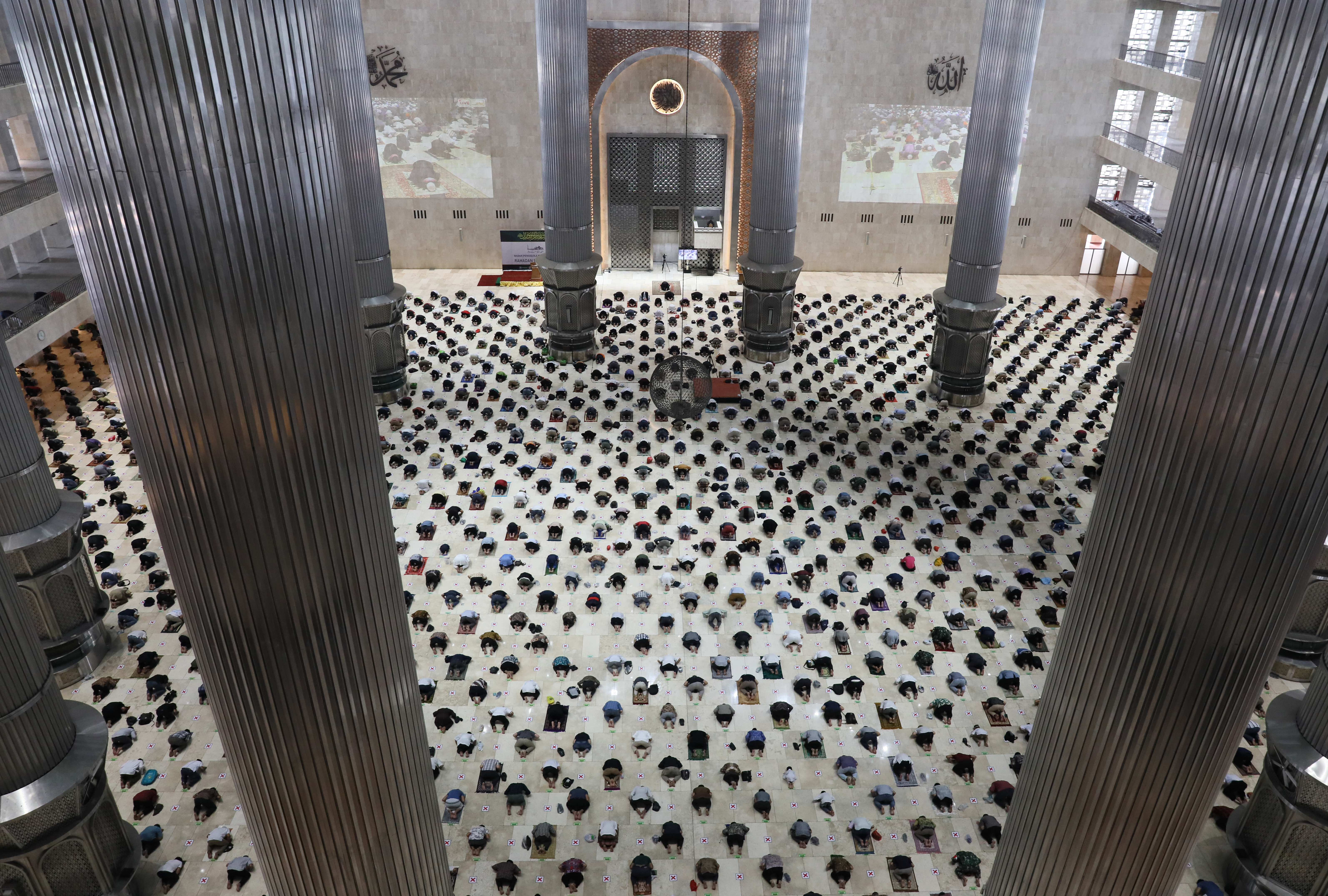 Umat muslim melaksanakan salat Jumat di Masjid Istiqlal, Jakarta