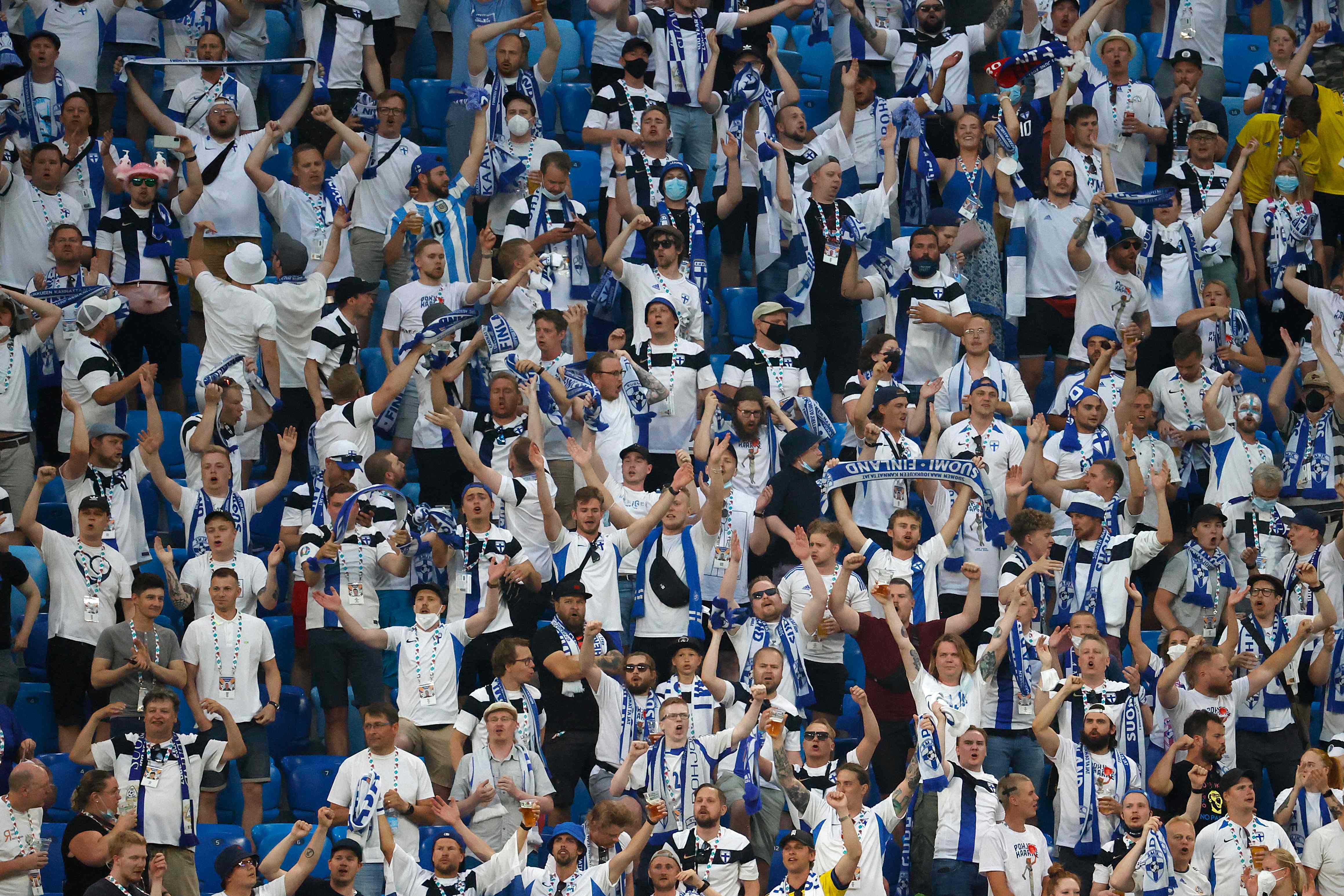 Pendukung Finlandia memberikan dukungan untuk tim pujaan mereka dalam laga Piala Eropa melawan Belgia di Saint Petersburg, Rusia.