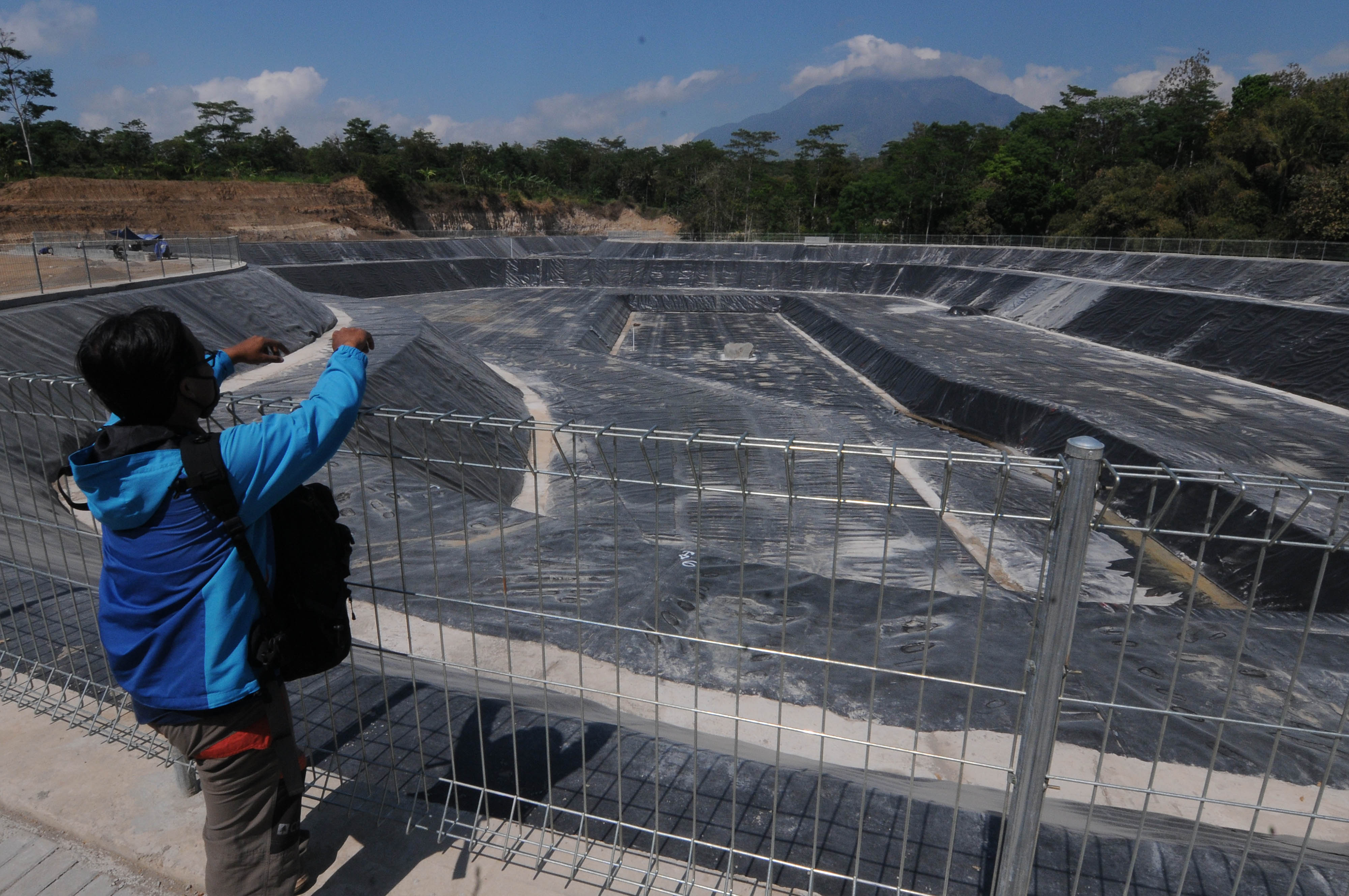 Warga melihat pembangunan Embung Cabean Kunti, Cepogo, Boyolali, Jawa Tengah.