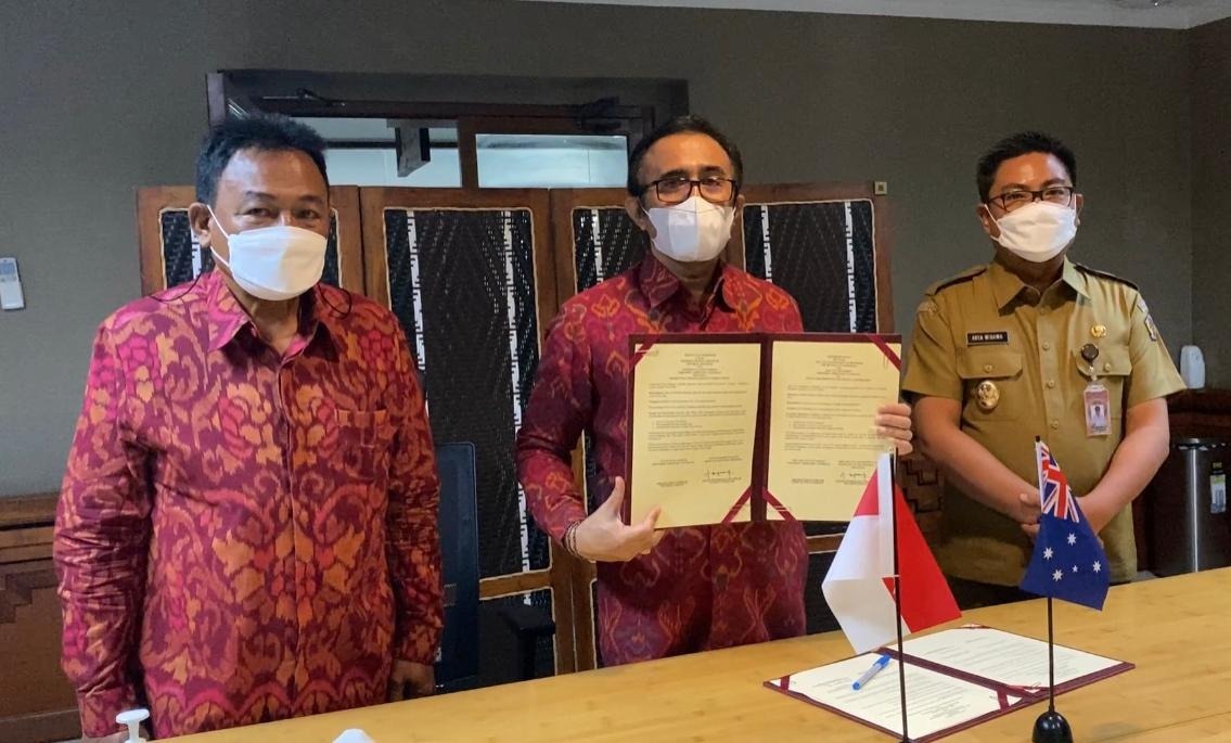 Walikota Denpasar, I Gusti Ngurah Jaya Negara menandatangani Letter of Intent (LOI) antara Pemkot Denpasar dan Kota Darwin Australia.