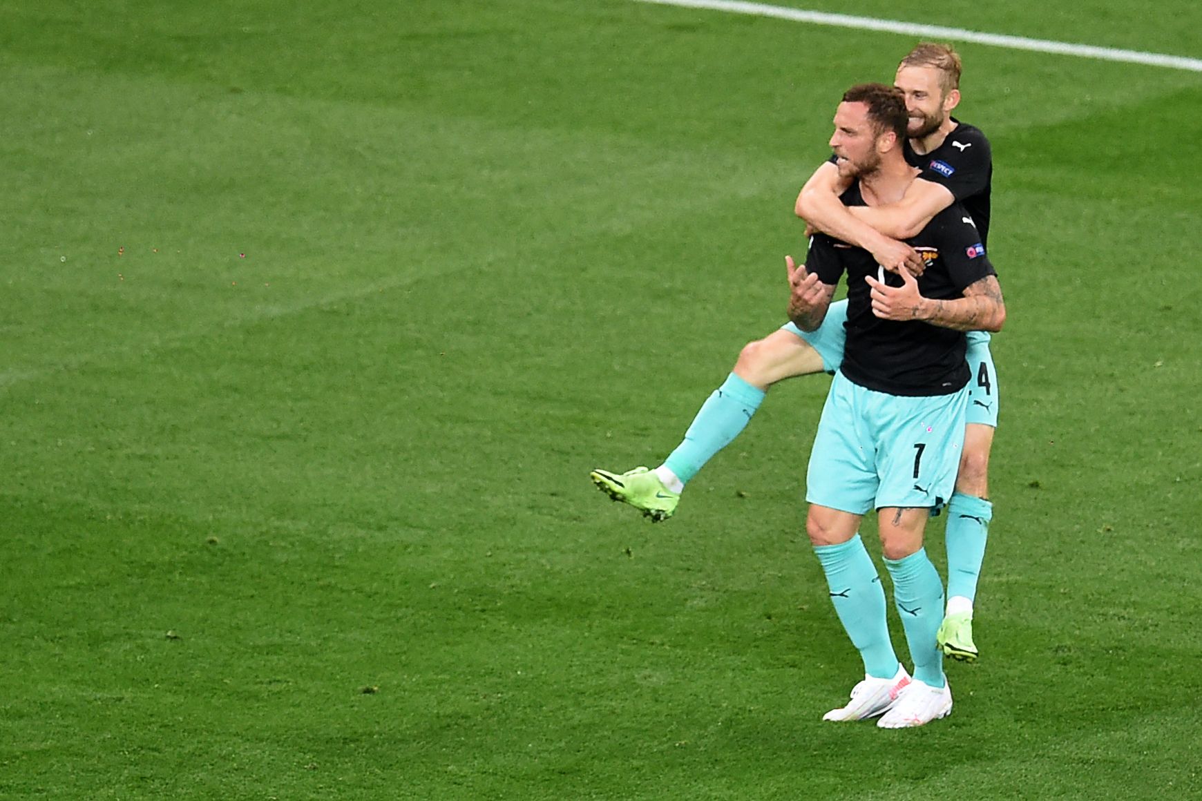Penyerang Austria Marko Arnautovic (kiri) melakukan selebrasi usai mencetak gol ke gawang Makedonia Utara di laga Piala Eropa.