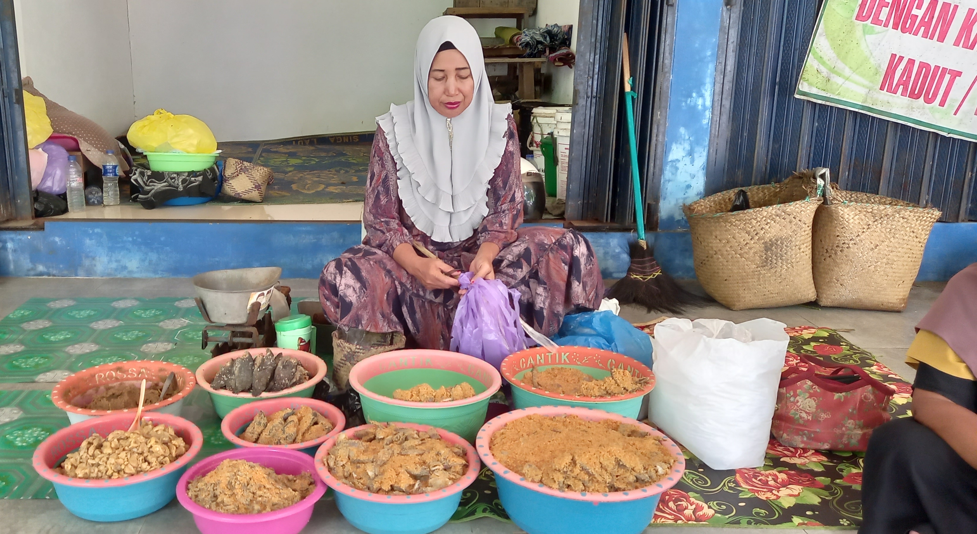 Pedagang panganan khas masyarakat Banjar adalah Iwak Pakasam, dengan bahan baku ikan sungai.