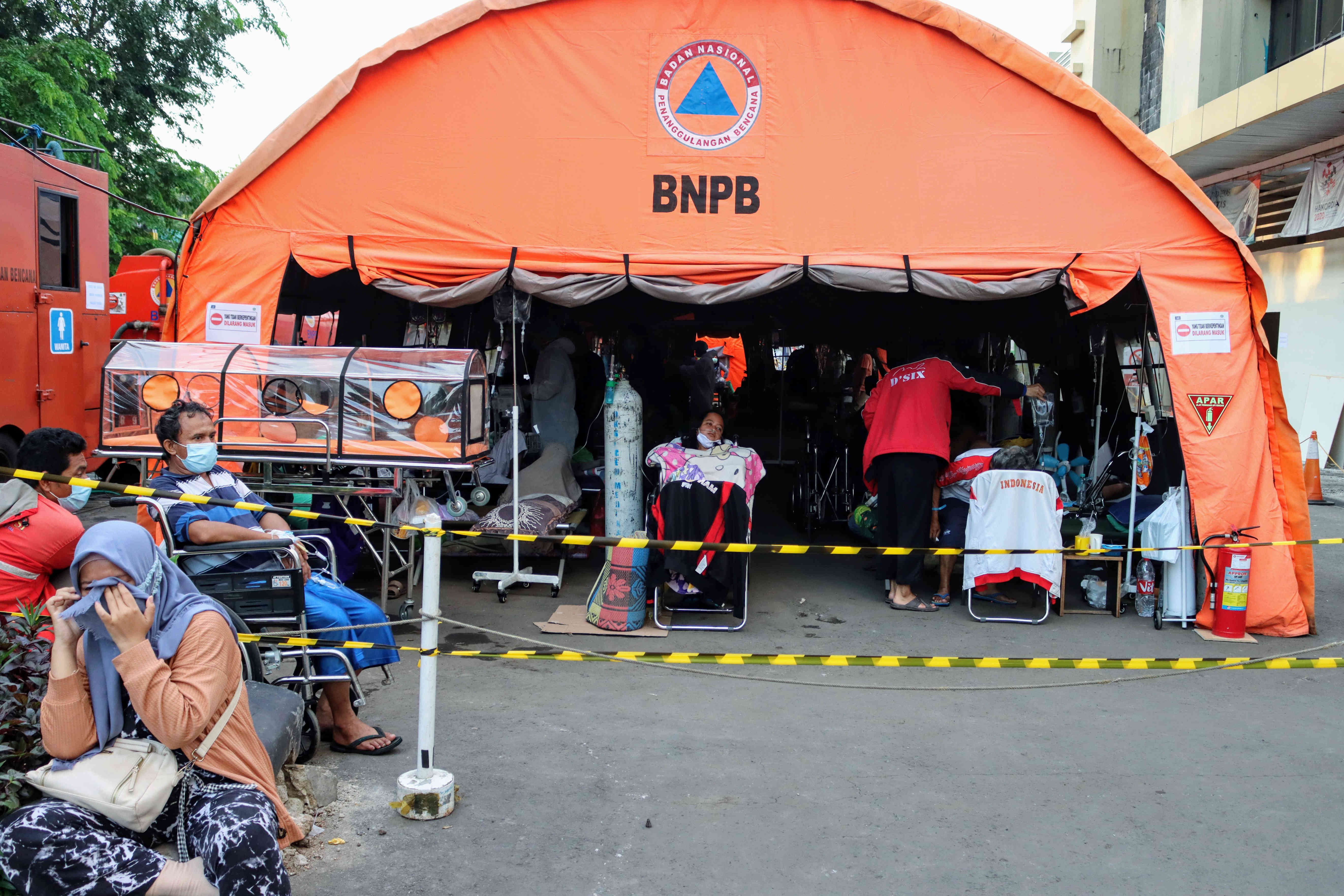 Karena penuhnya ruang perawatan, sejumlah pasien terindikasi Covid-19 di RSUD Kota Bekasi harus dirawat di tenda darurat bahkan di jalanan.