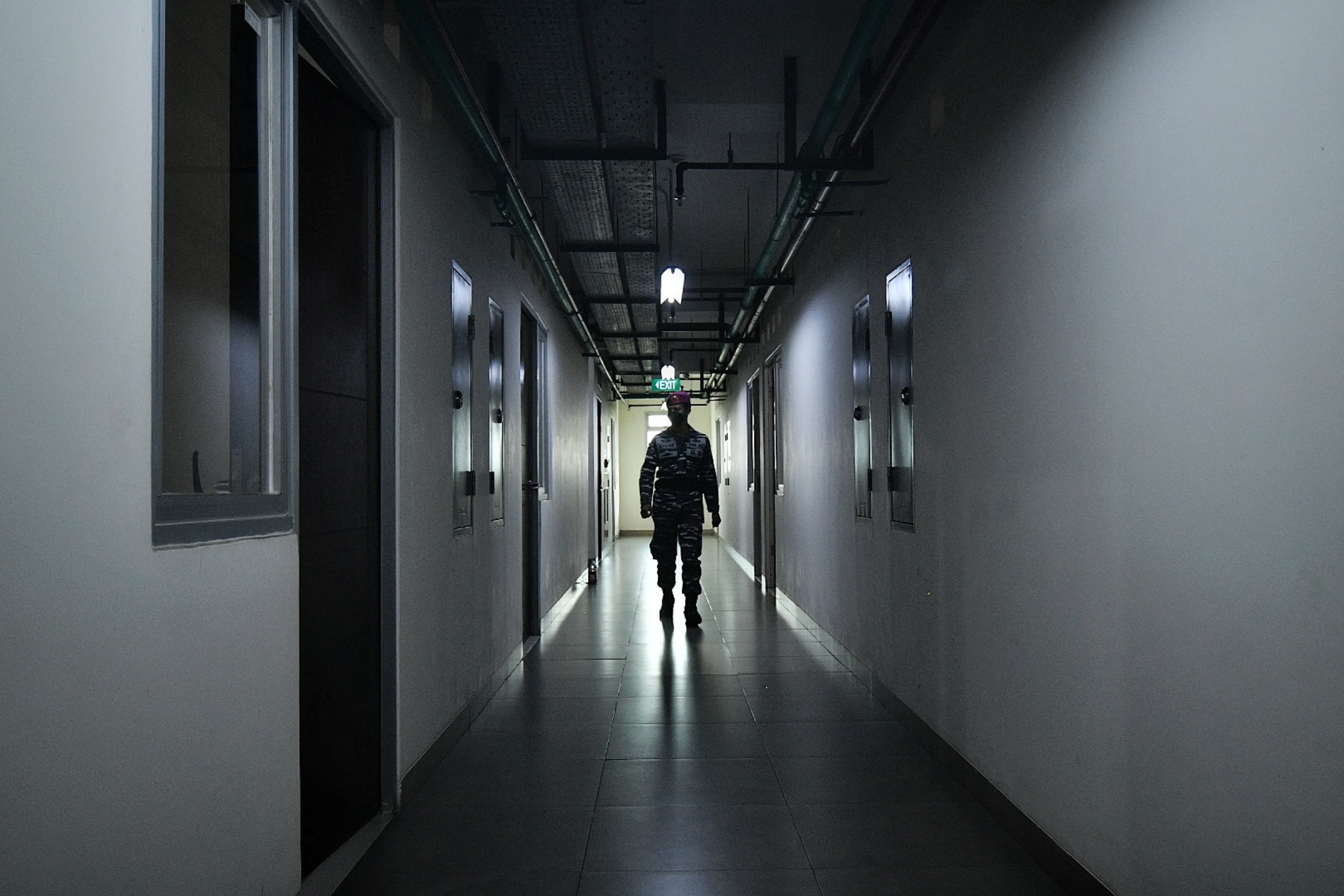 Petugas menyiapkan kamar yang akan digunakan sebagai tempat isolasi pasien covid-19, di Rusun Nagrak, Cilincing, Jakarta Utara.