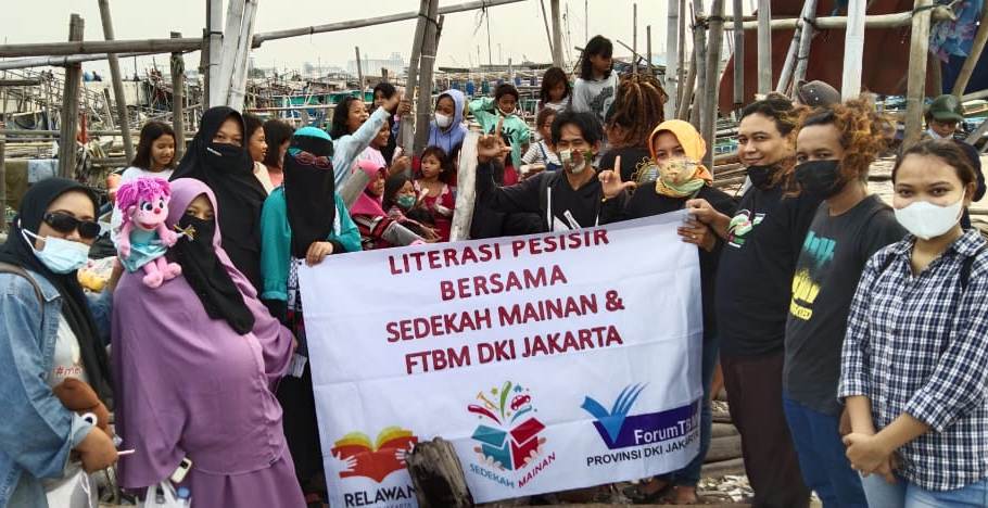 Kegiatan edukasi dengan tajuk “Literasi Pesisir” kepada anak-anak Kampung Nelayan Kalibaru, Cilincing- Jakarta Utara. 