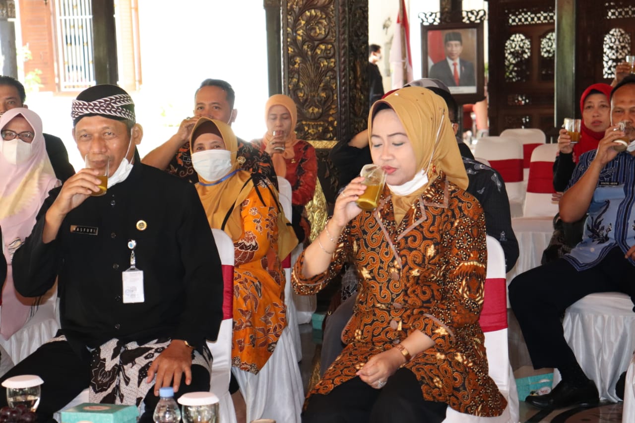 Bupati Brebes, Jawa Tengah Idza Priyanti (batik coklat) sedang meminum jamu bersama.