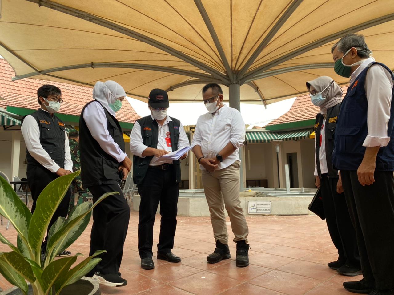Gubernur Jawa Timur, Khofifah Indar Parawansa, saat meninjau operasional gedung BPWS di Bangkalan.