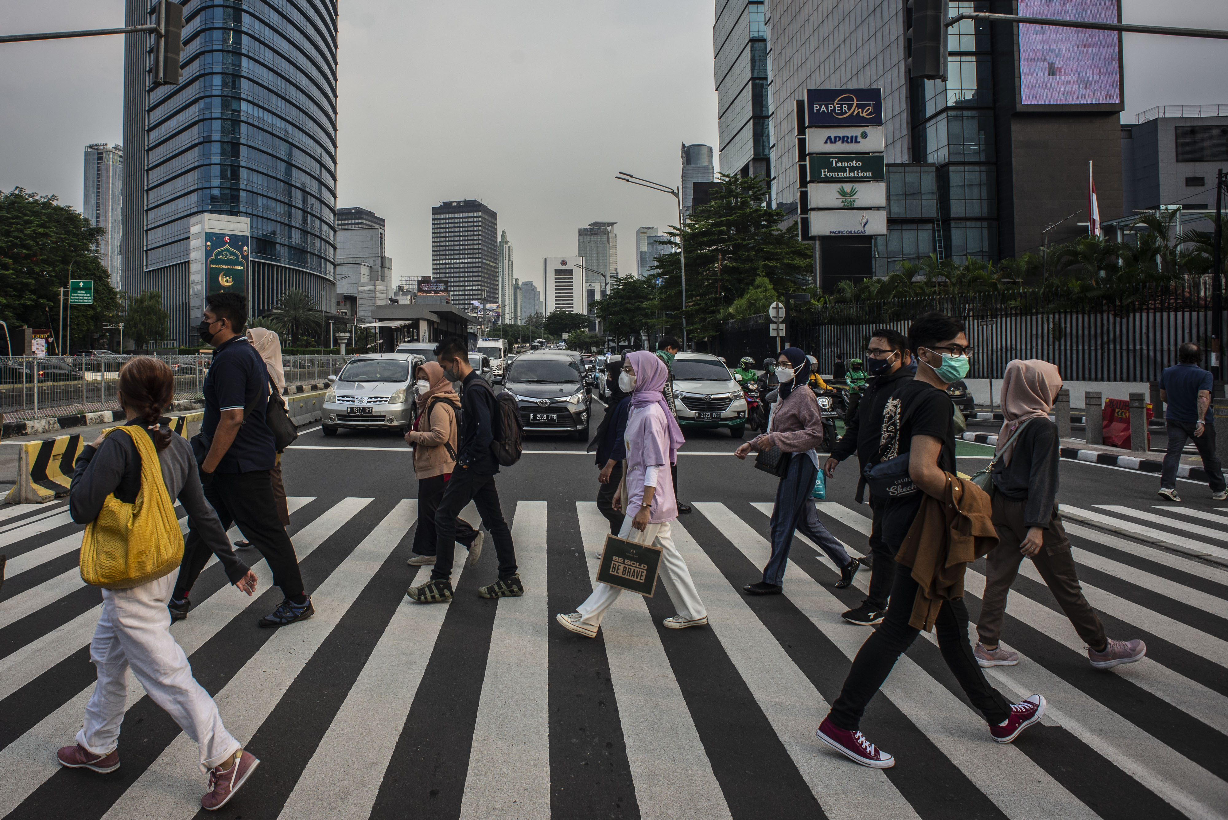 Warga menyeberang di zebra cross di Jalan Jenderal Sudirman, Jakarta.