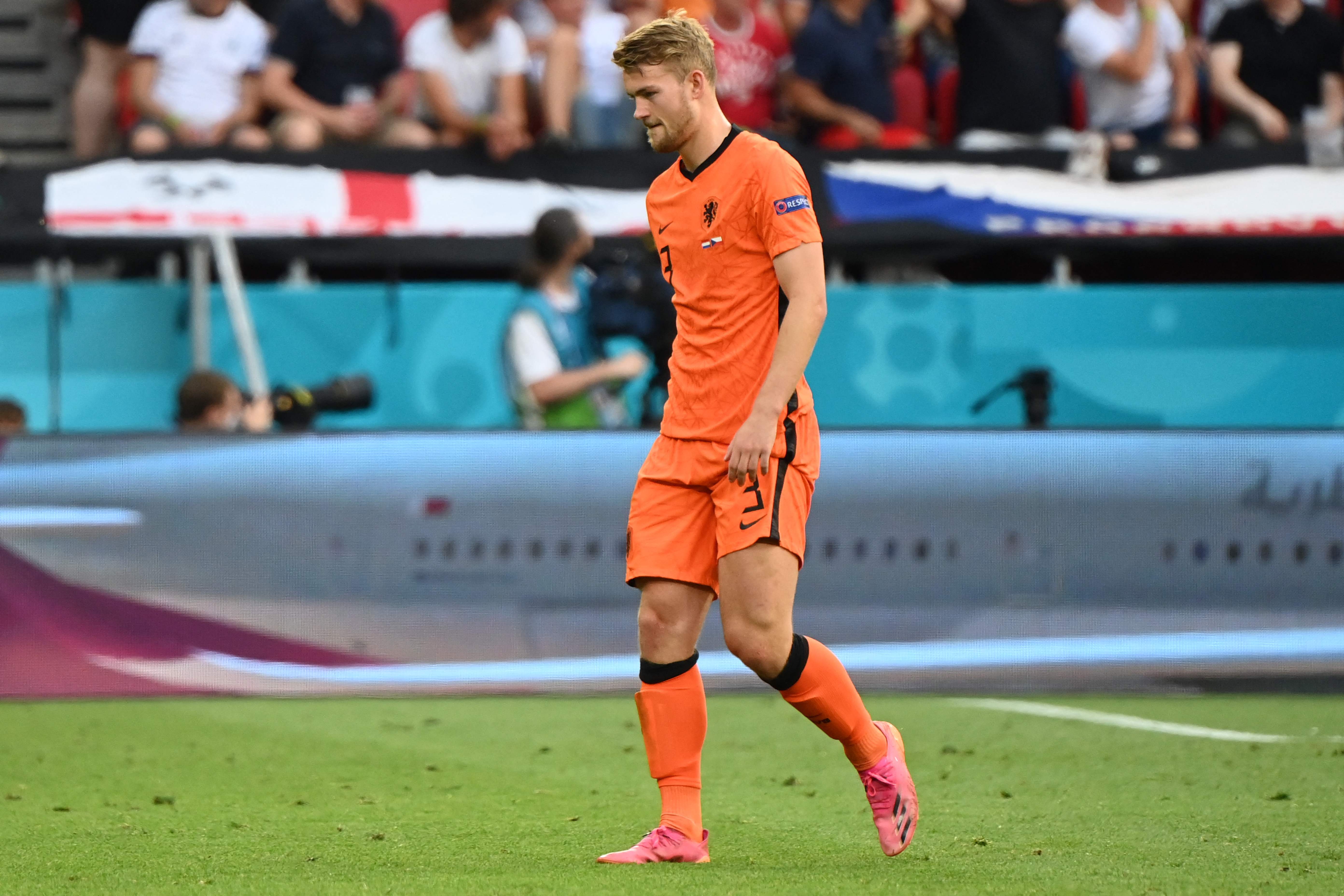 Bek Belanda Matthijs de Ligt berjalan ke luar lapangan usai diganjar kartu merah dalam laga Piala Eropa 2020 melawan Rep Ceko.