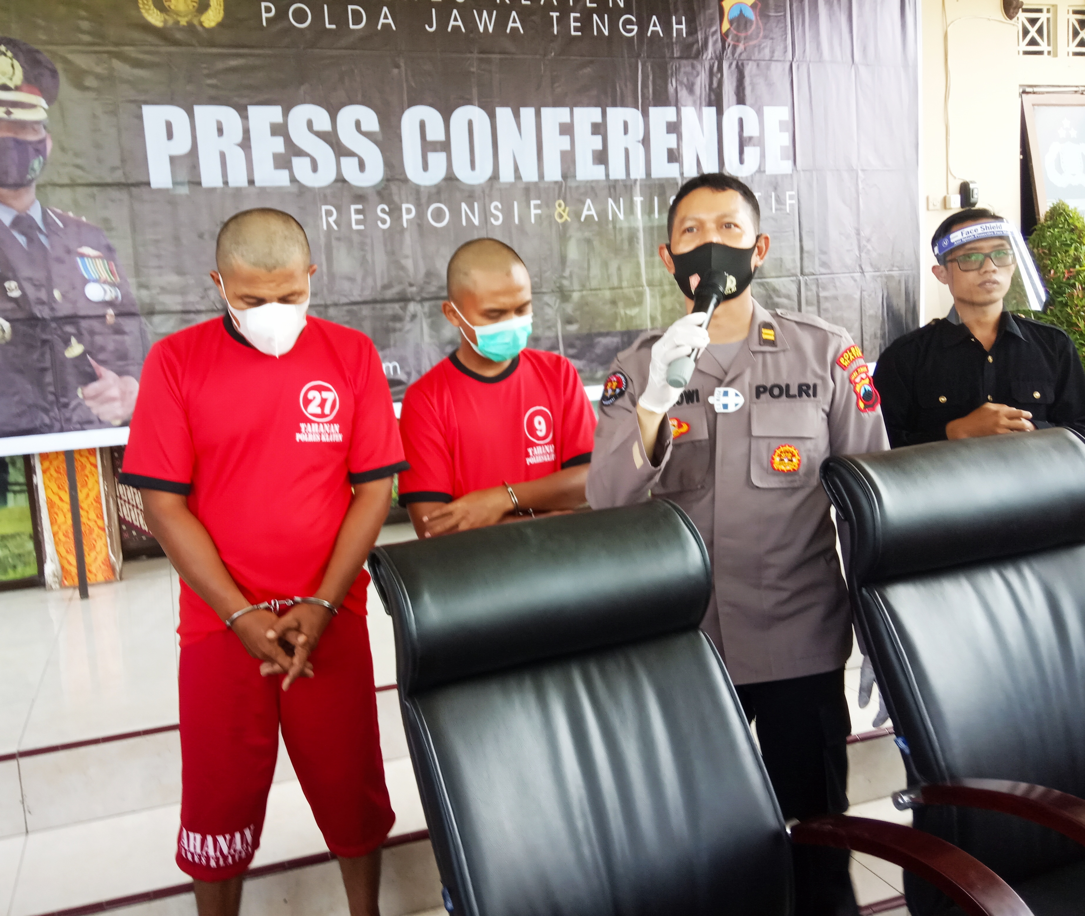 Dua tersangka tindak pidana melawan petugas penertiban protokol kesehatan di Kecamatan Tulung, Klaten.