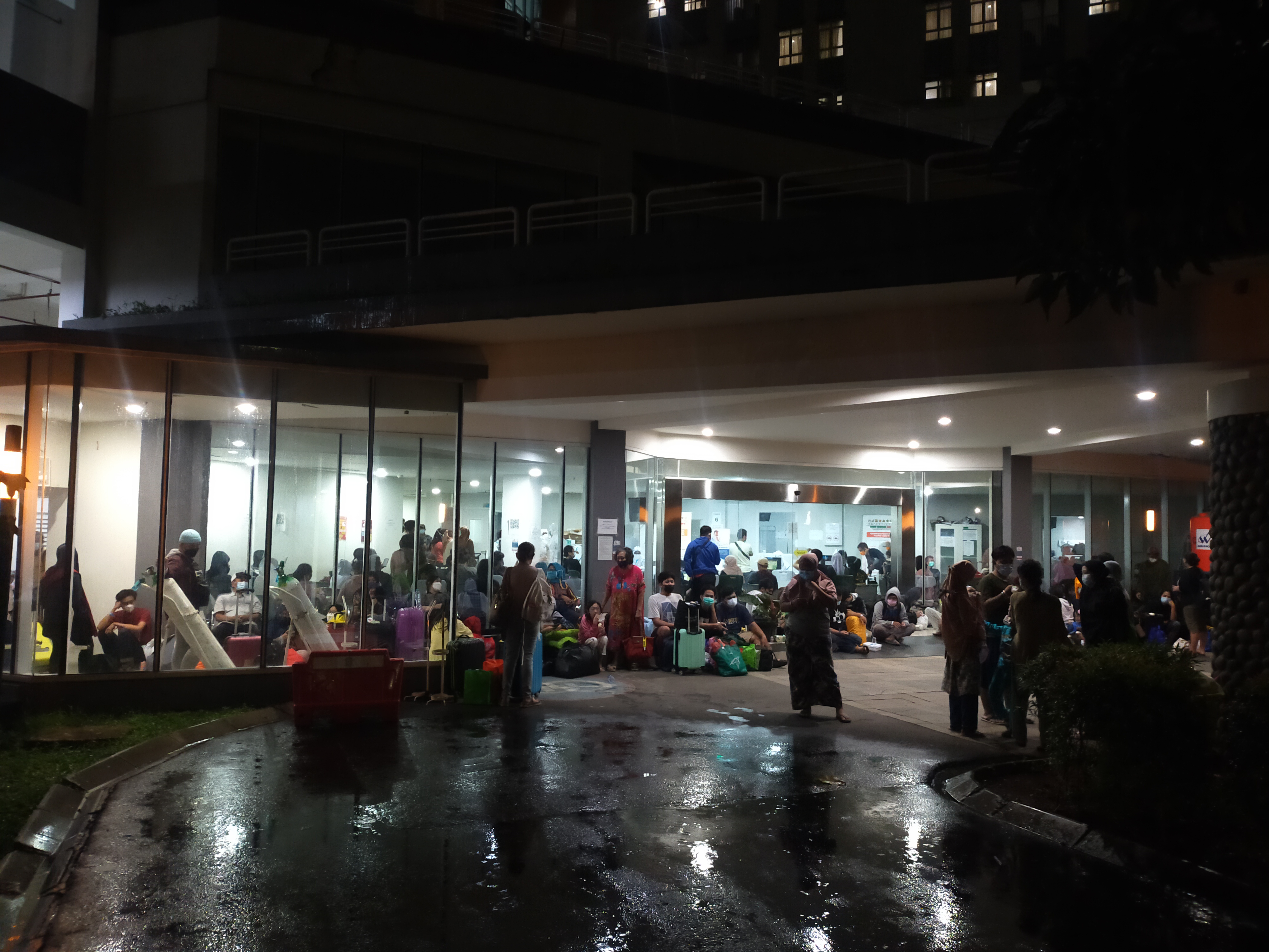 Pasien covid-19 yang baru tiba dari berbagai wilayah di Ibu Kota menunggu di lobi Tower 6 Rumah Sakit Darurat Covid-19 Wisma Atlet Kemayoran