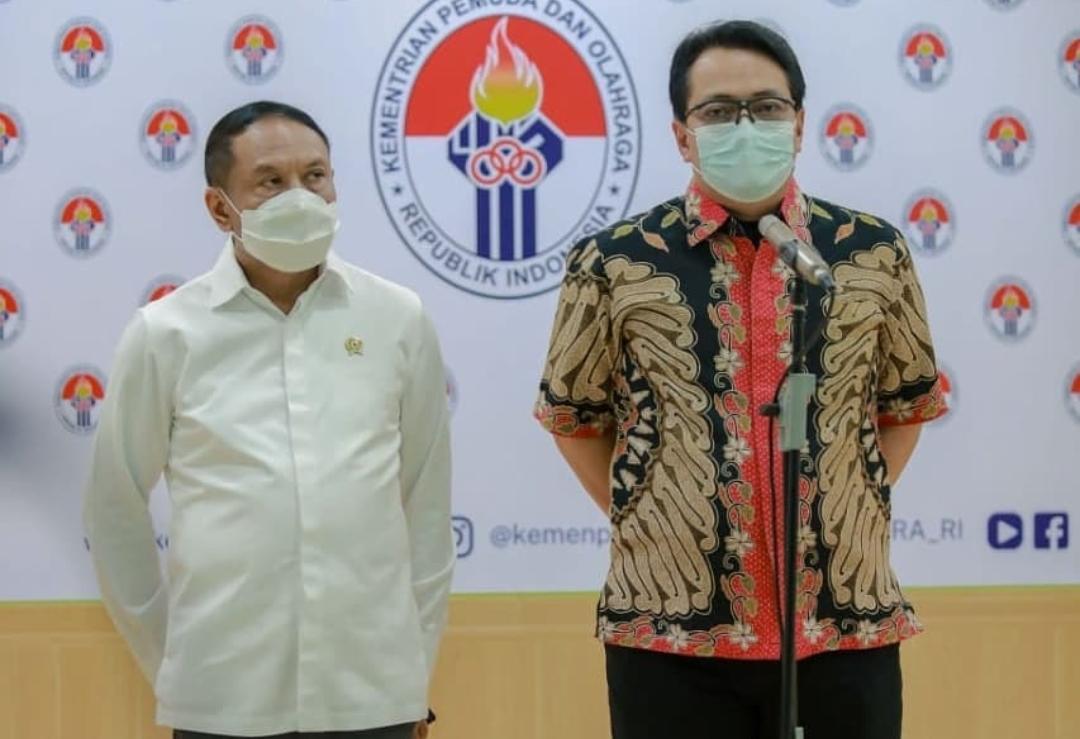Menpora Zainudin Amali (kiri) yang dijadwalkan membuka Menpora Golf Open Tournament 2021 besama Plt. Direktur LPDUK, Firtian Judiswandarta.