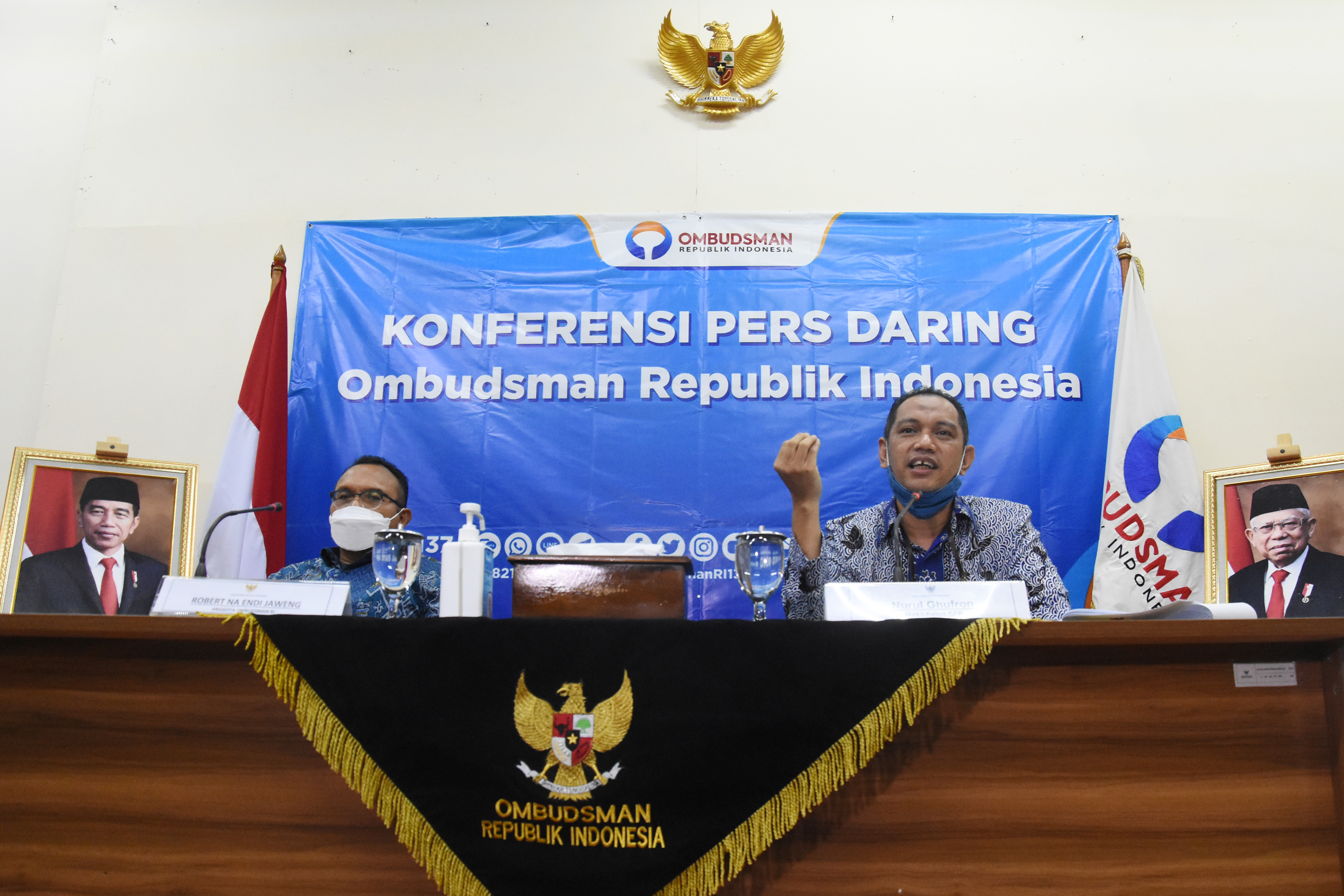 Wakil Ketua KPK Nurul Ghufron bersama anggota Ombudsman Robert Endi Jaweng saat memberikan keterangan pers.