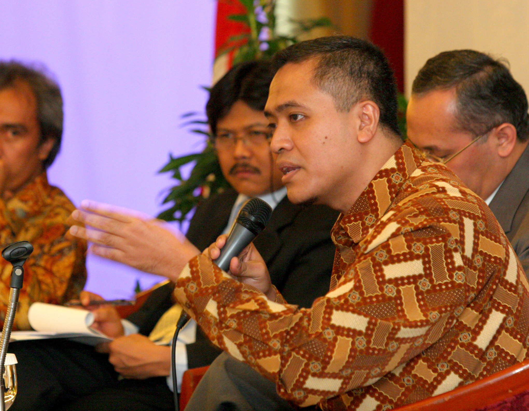 Guru Besar Ilmu Administrasi Publik UI Prof. Dr. Eko Prasojo, Mag.rer.publ. (kedua dari kanan) memberikan paparannya di suatu seminar.