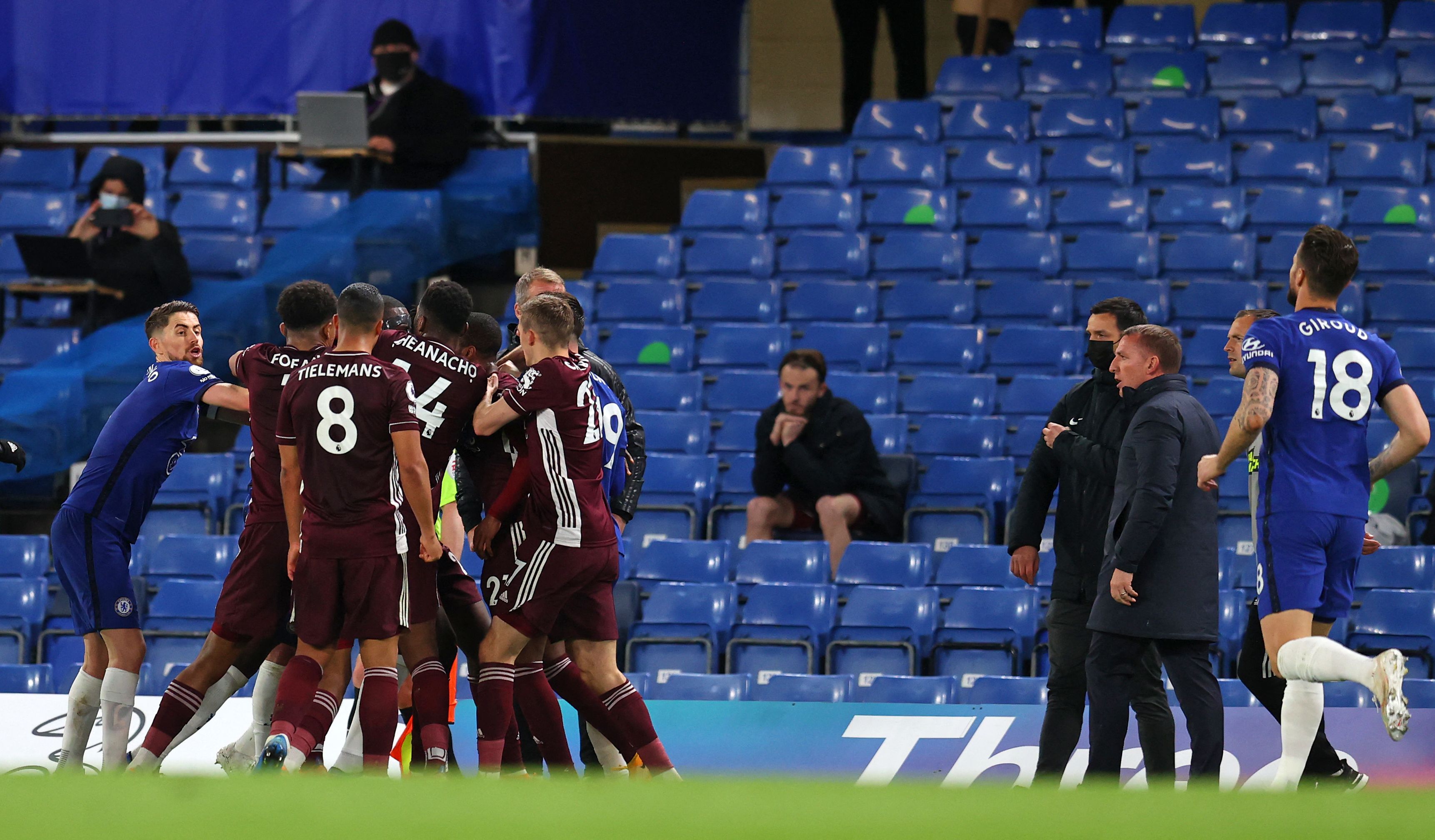 Pemain Chelsea dan Leicester City terlibt kericuhan saat laga Liga Primer di Stamford Bridge,London, Inggris pada Selasa lalu (18/5/2021).