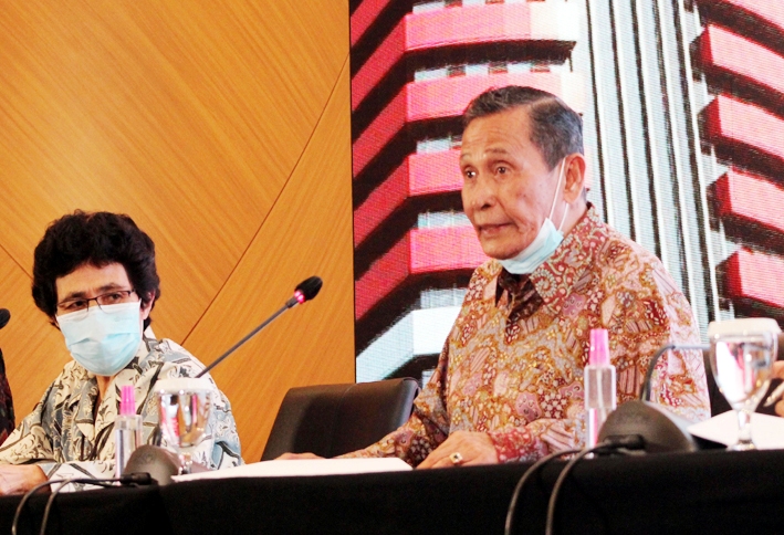 Ketua Dewan Pengawas KPK Tumpak Hatorangan Panggabean (kanan) dan anggota Albertina Ho.  