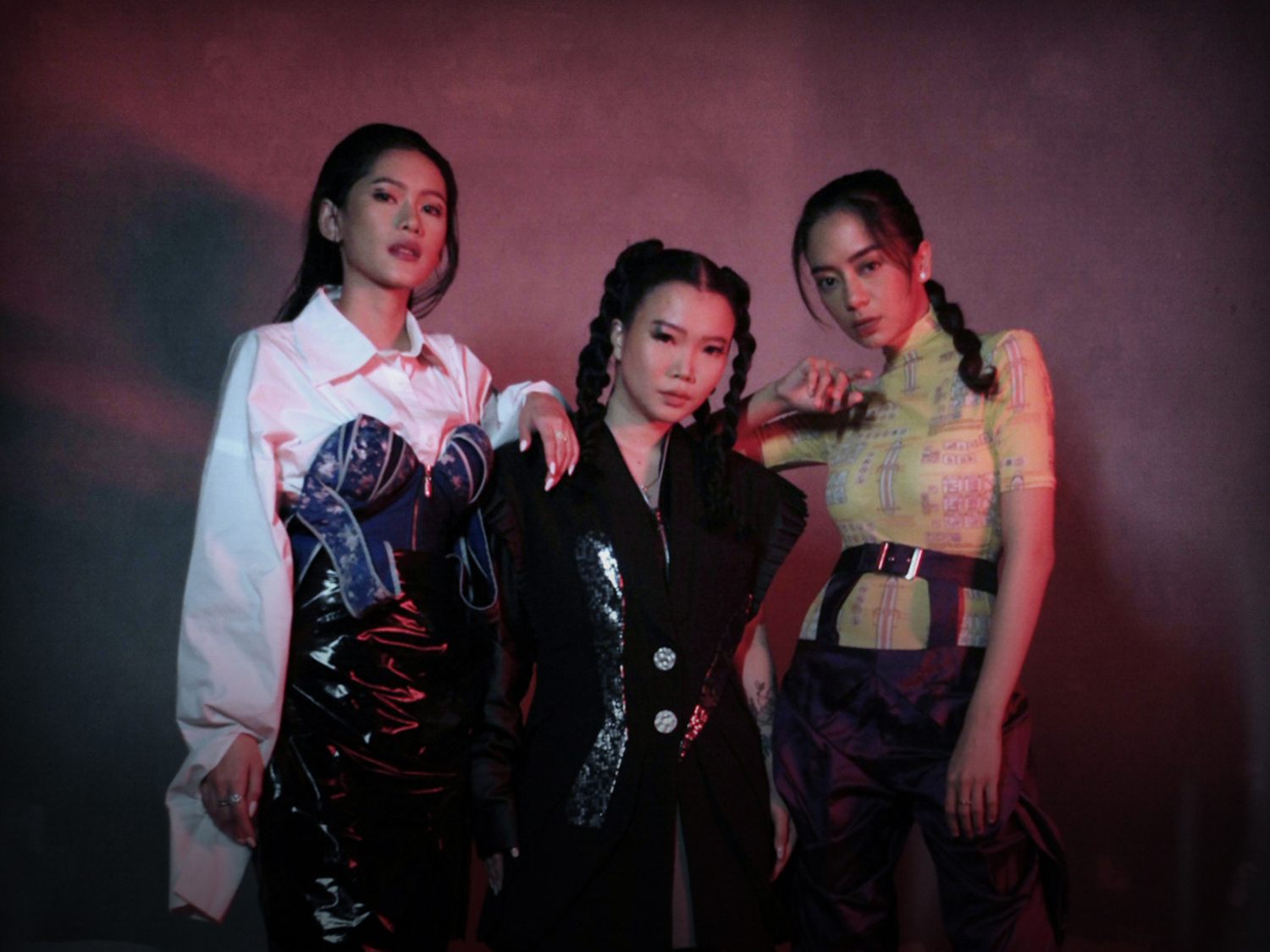 Kolaborasi antara sekolah mode Esmod Jakarta dan UniPin.