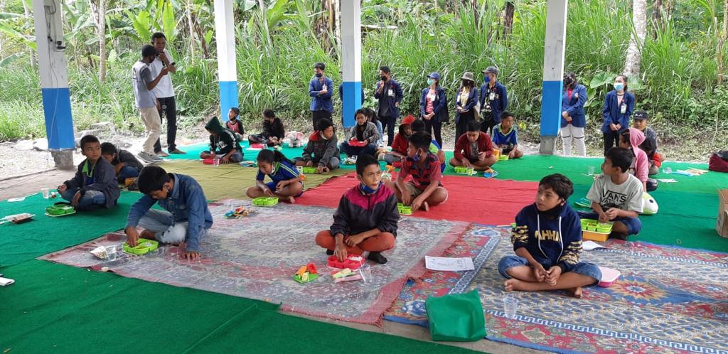 Anak-anak sedang menikati makanan. 