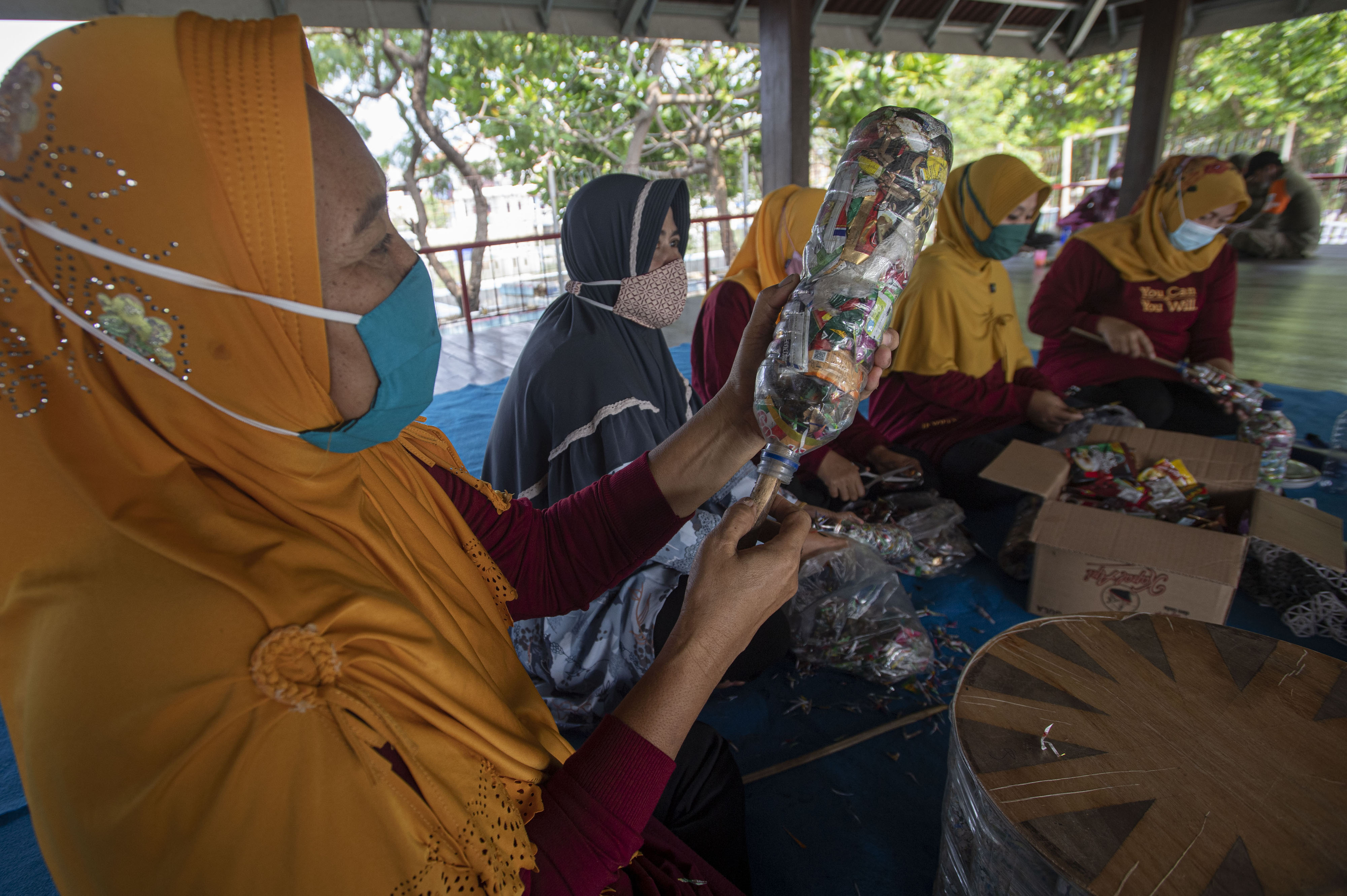 Pembuatan eco-brick dari limbah sampah plastik agar kembali berdaya guna