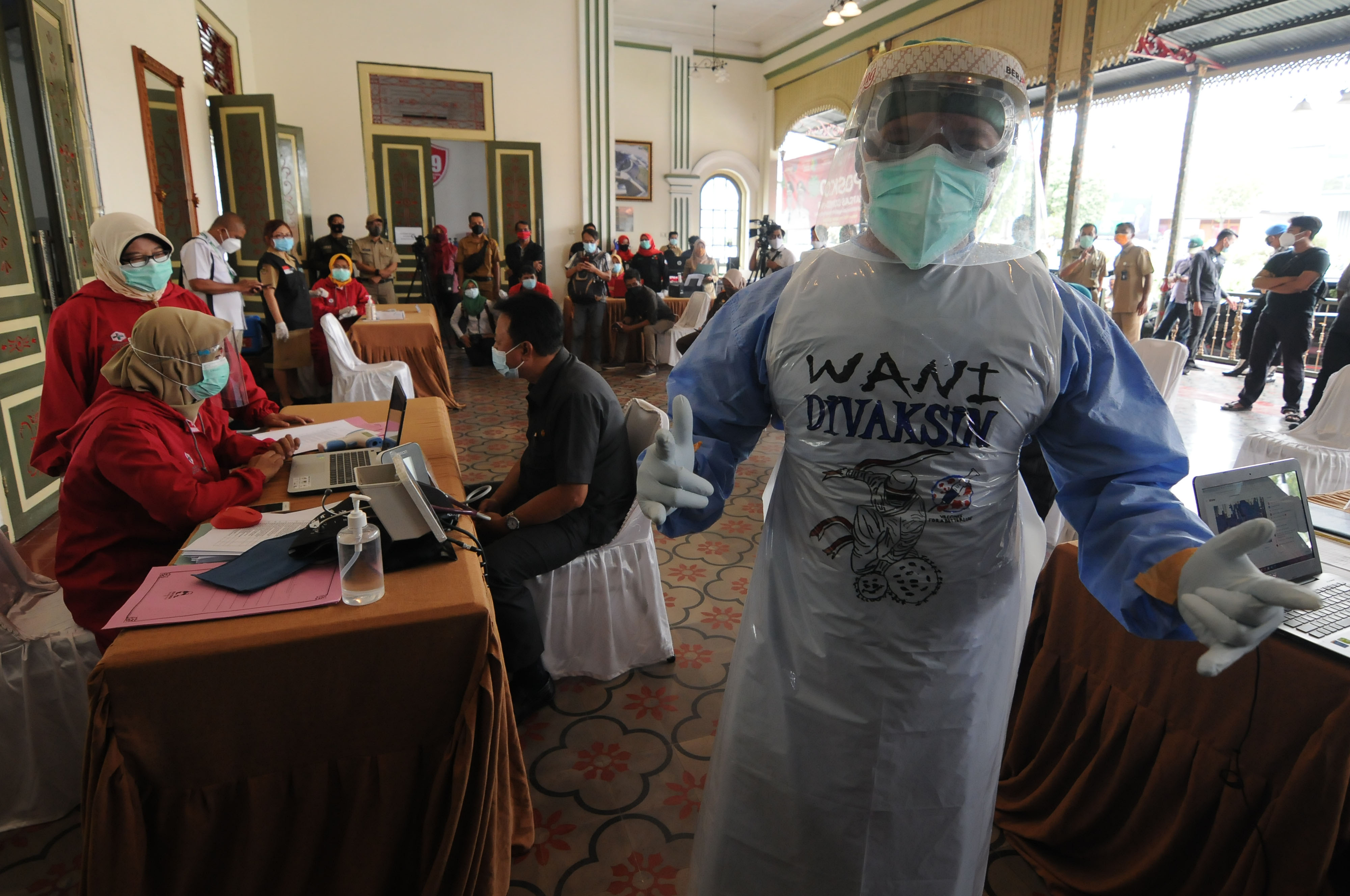  VAKSINASI COVID-19: Petugas kesehatan berpose saat vaksinasi covid-19 di Boyolali, Jawa Tengah