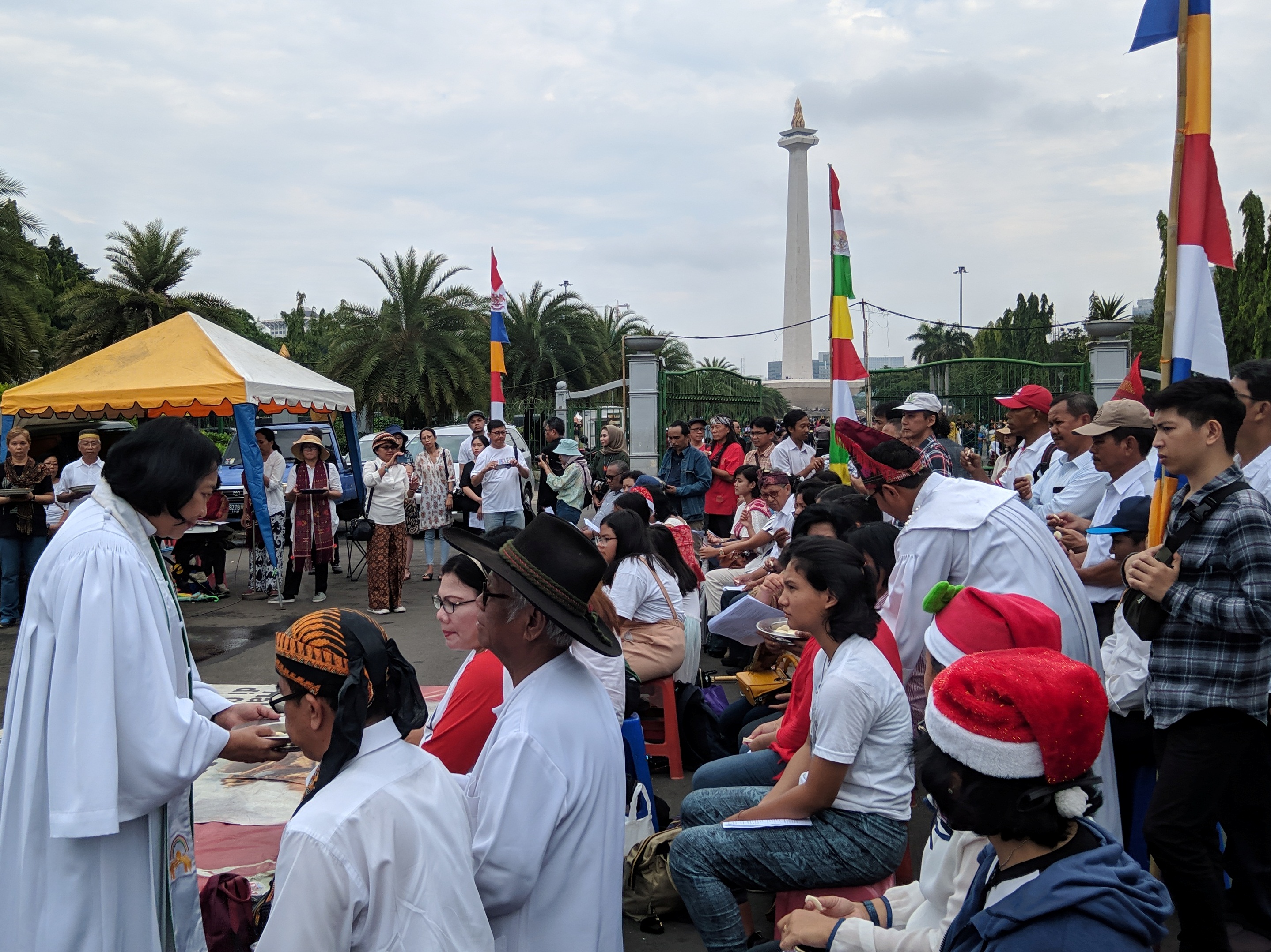 Ibadah Natal jemaat Gereja Kristen Indonesia (GKI) Yasmin, Bogor dan Huria Kristen Batak Protestan (HKBP) Filadelfia, Bekasi, di Monas.