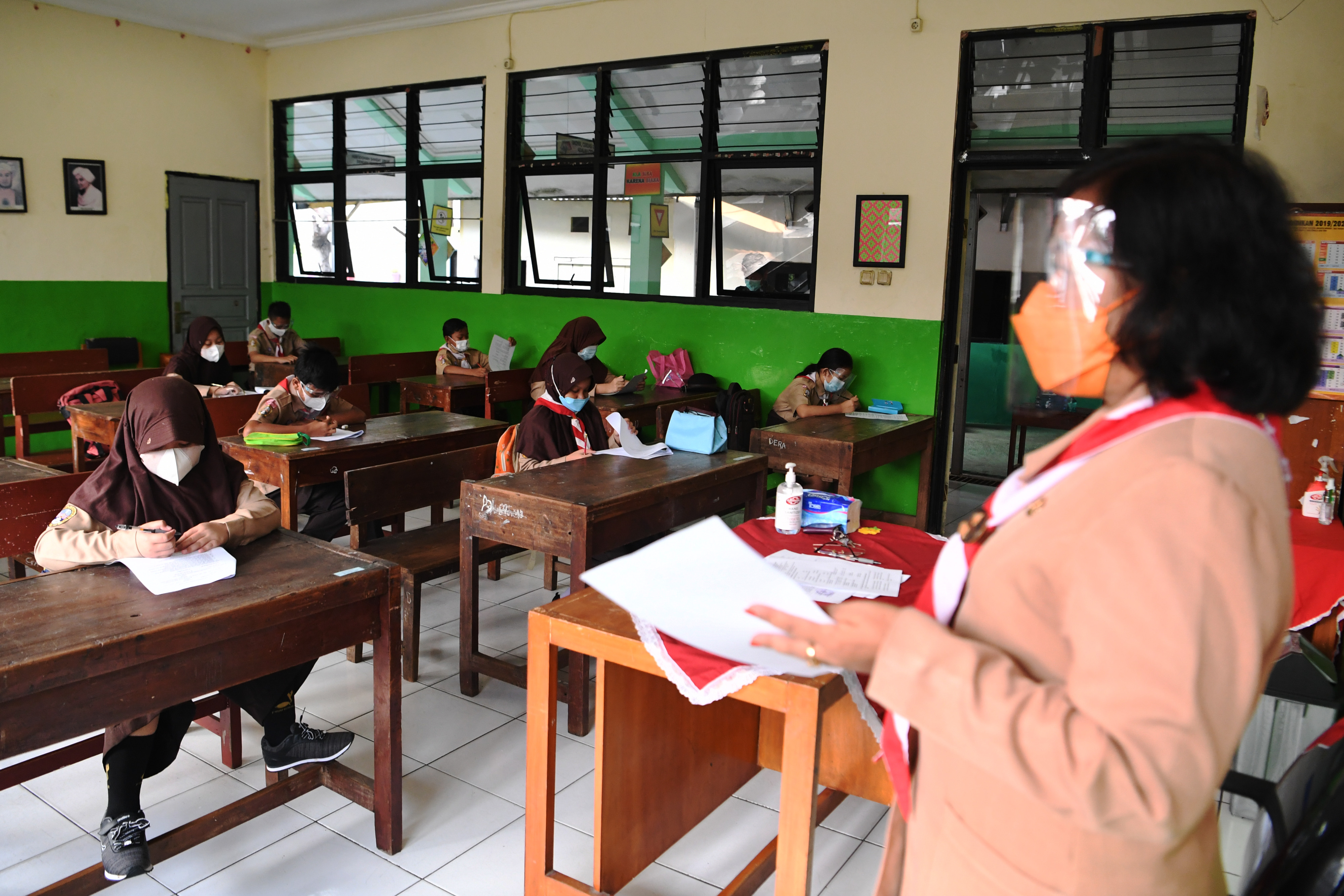 Sejumlah murid saat menjalani uji coba pembelajaran tatap muka di Jakarta.