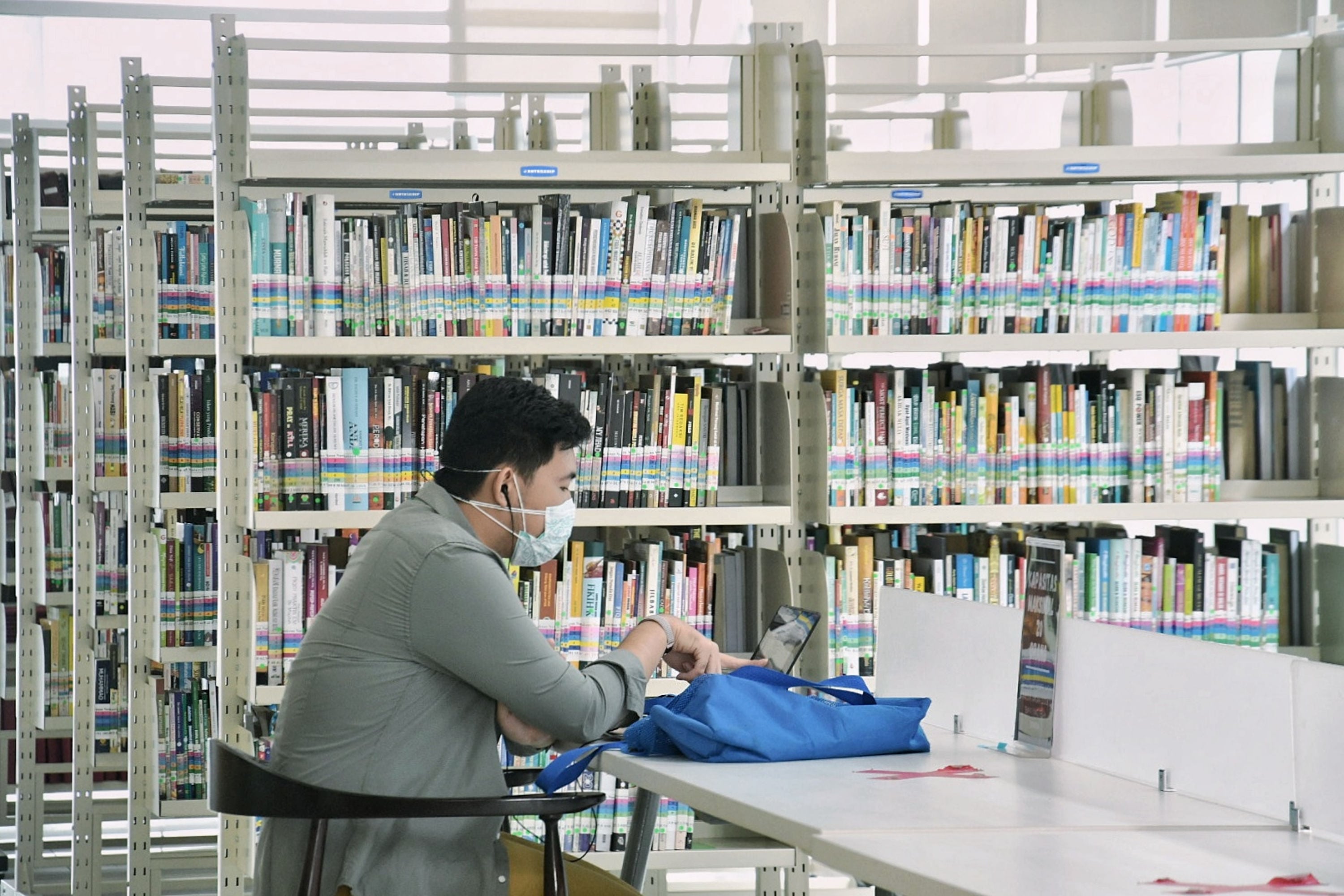 Seorang pengunjung di Perpustakaan Nasional, Jakarta. Dengan meningkatnya kasus Covid-19, perpustakaan umum di Jakarta tutup sementara. 