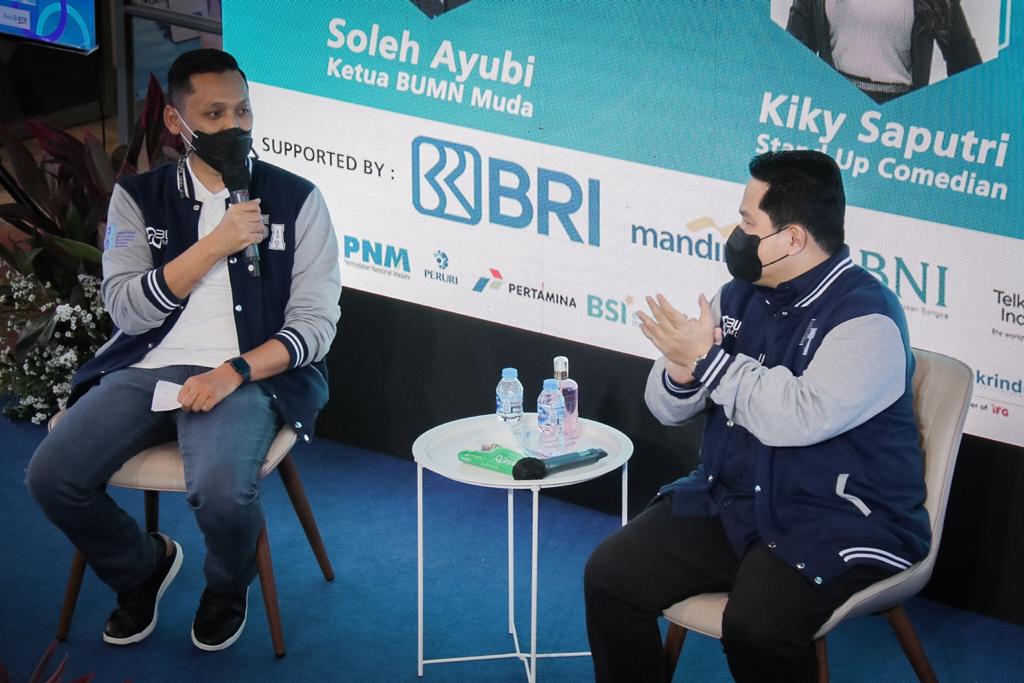 Menteri BUMN Erick Thohir (kanan) bersama Ketua BUMN Muda Soleh Ayubi dalam acara bincang-bincang di Jakarta, Senin (14/6).