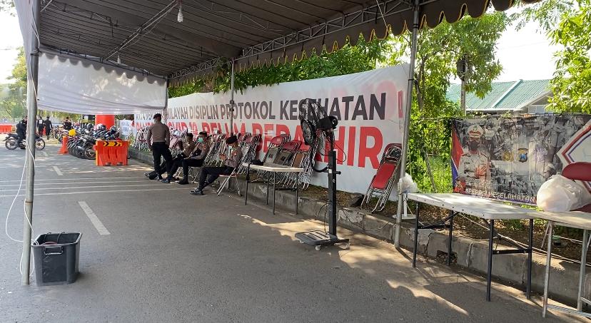 Suasana di Jembatan Suramadu sisi Surabaya setelah penyekatan dihentikan.