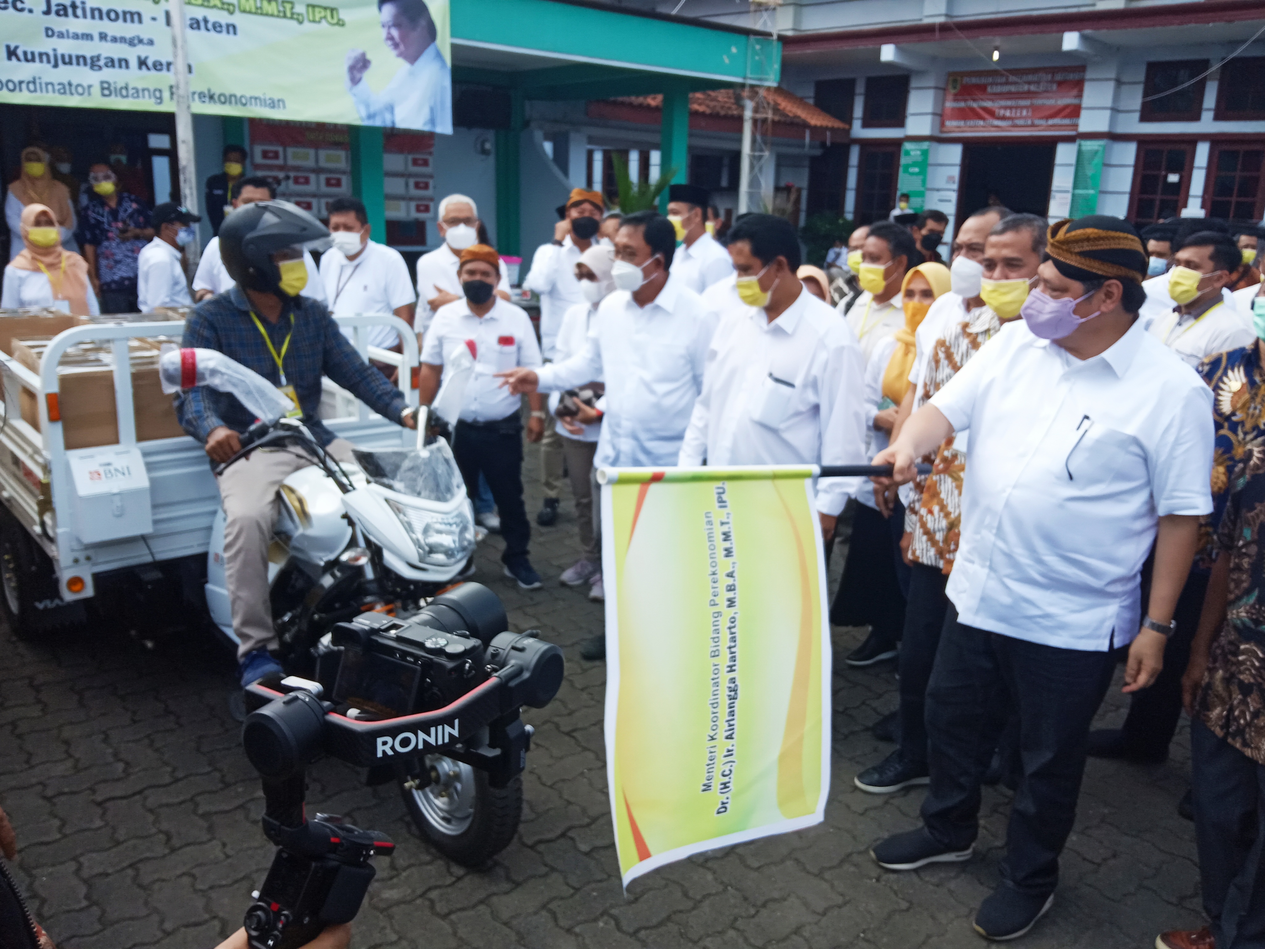 Menko Perekonomian Erlangga Hartarto melepas batuan telur dan daging ayam yang akan dibagikan kepada warga Kecamatan Jatinom, Klaten.