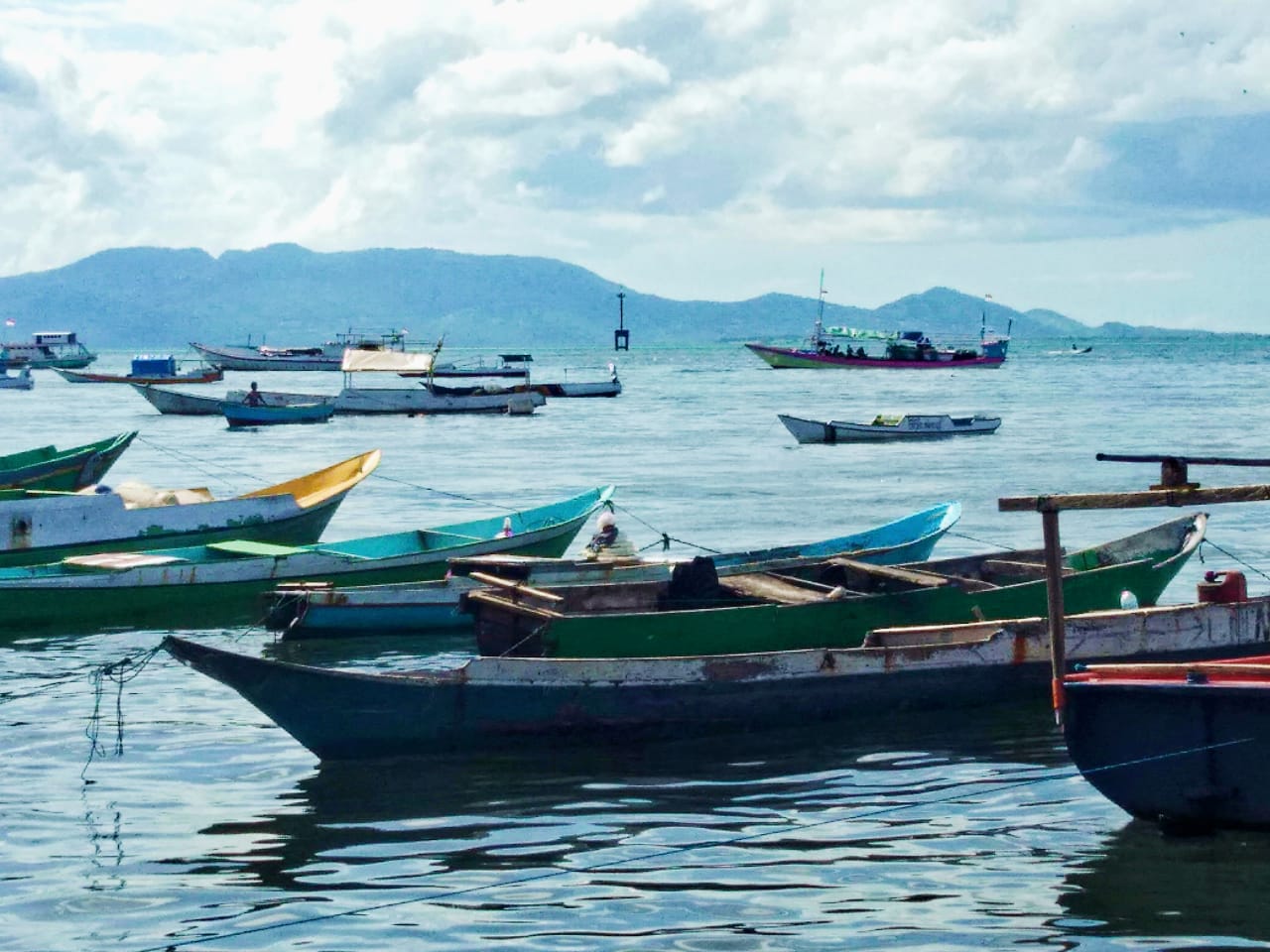 Kapal nelayan bersandar di Pelabuhan Lewoleba, NTT.