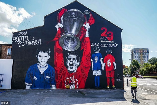 Mural yang menampilkan Jamie Carragher di Liverpool.