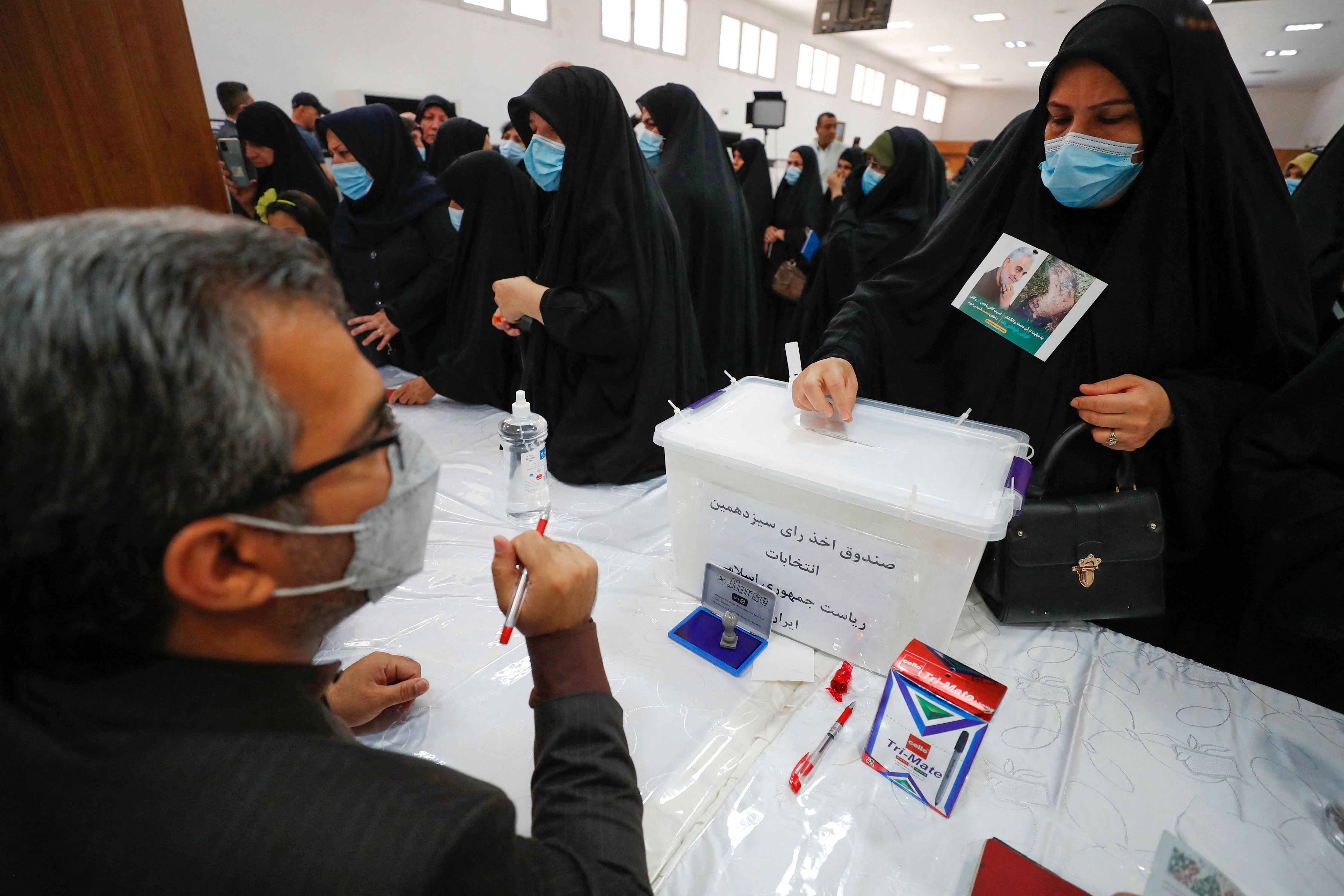 Wanita Iran memberikan suara dalam pemilihan presiden di TPS Kedubes Iran di Baghdad, Irak, Jumat (18/6).