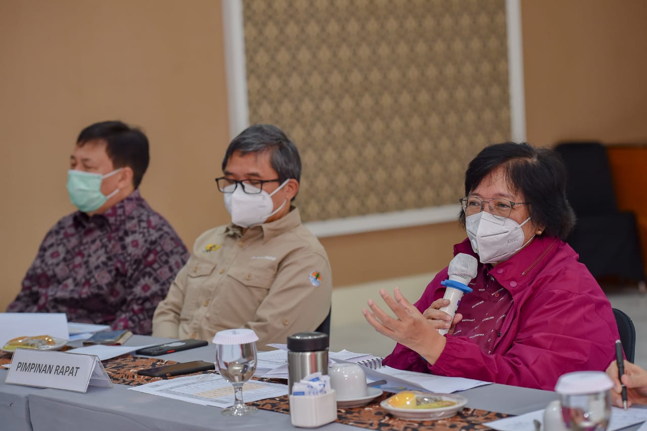 Menteri LHK Siti Nurbaya Bakar saat berdialog dengan tujuh komunitas masyarakat adat di Parapat, Sumut (13/6)