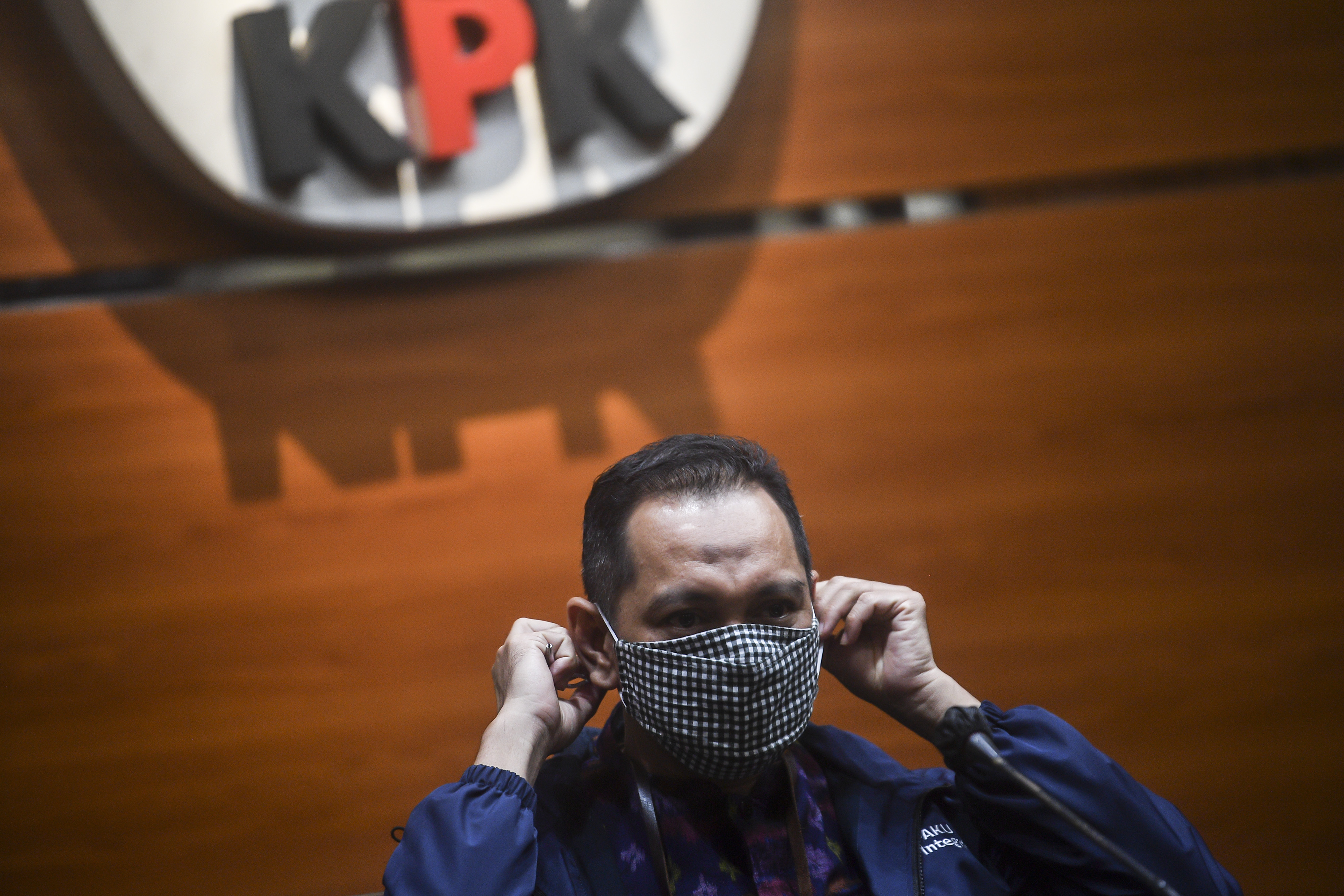 Wakil Ketua KPK Nurul Ghufron menggunakan masker seusai memberikan keterangan pers.