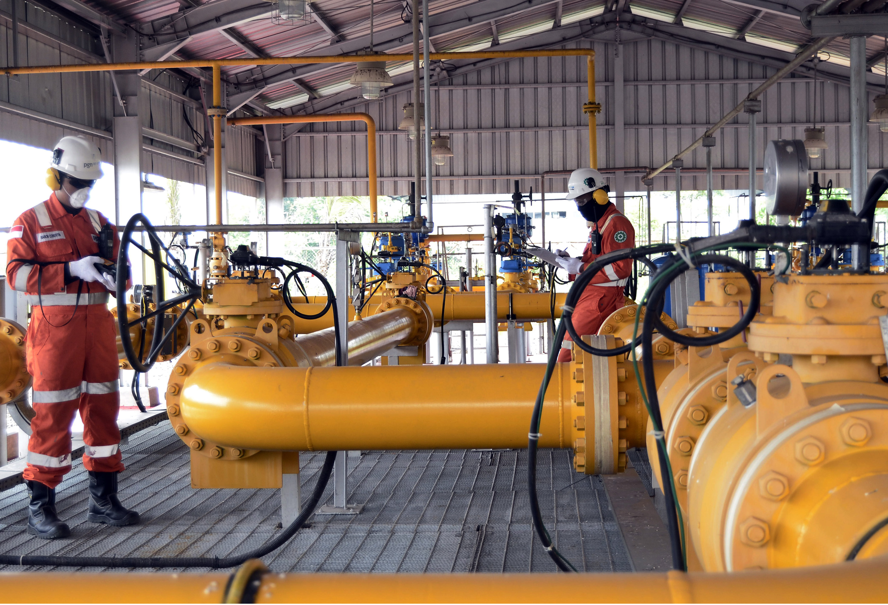 Petugas mengecek jaringan pipa gas bumi