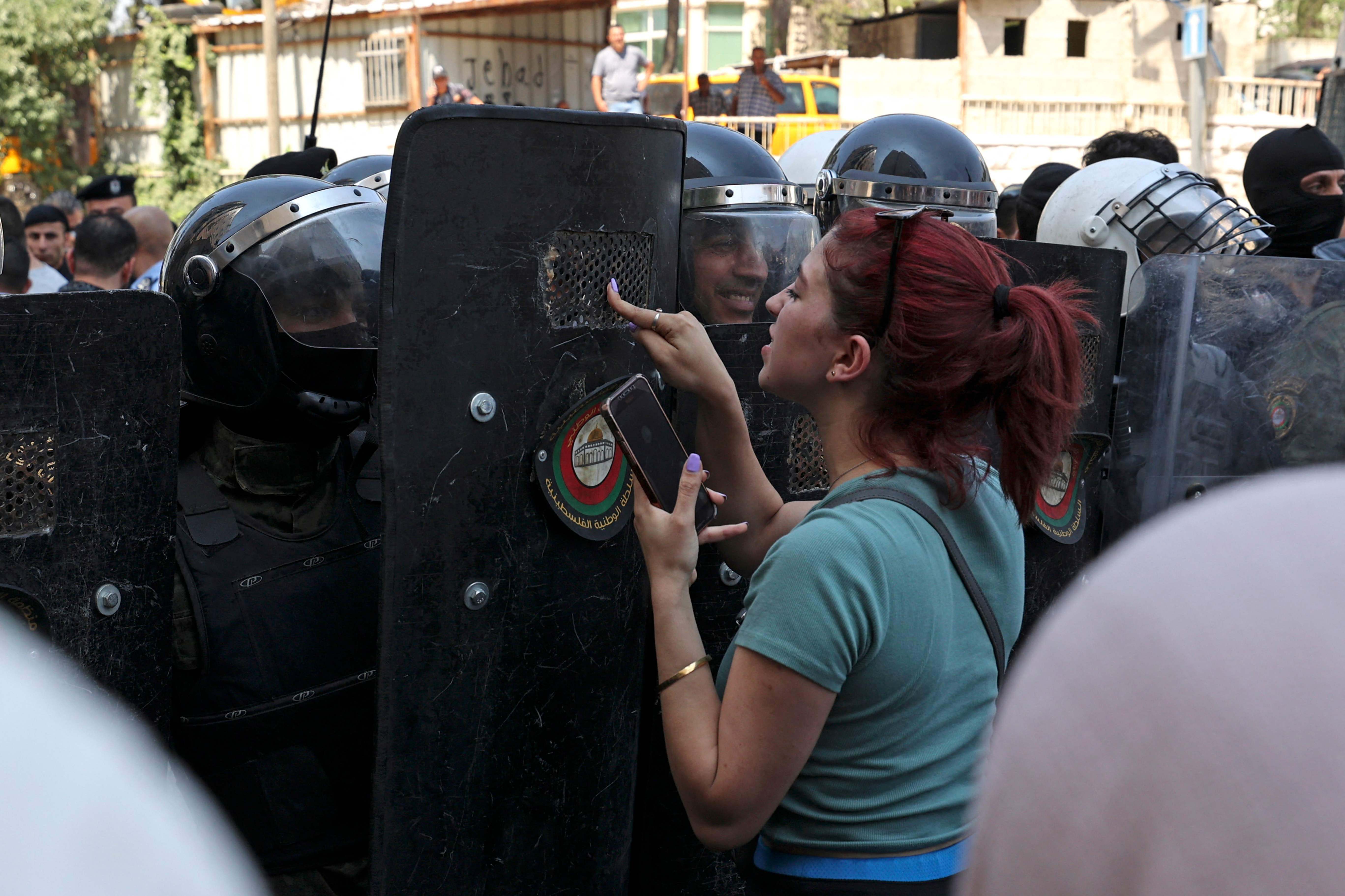 Salah satu pengunjuk rasa berhadapan dengan petugas keamanan Otoritas Palestina, Kamis (24/6).