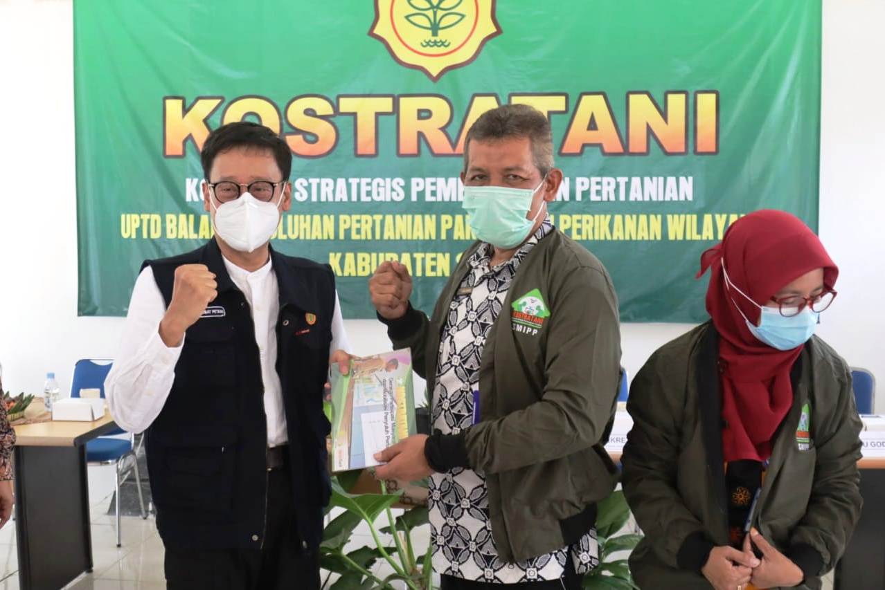 Kepala BPPSDMP Kementan Dedi Nursyamsi (kiri)