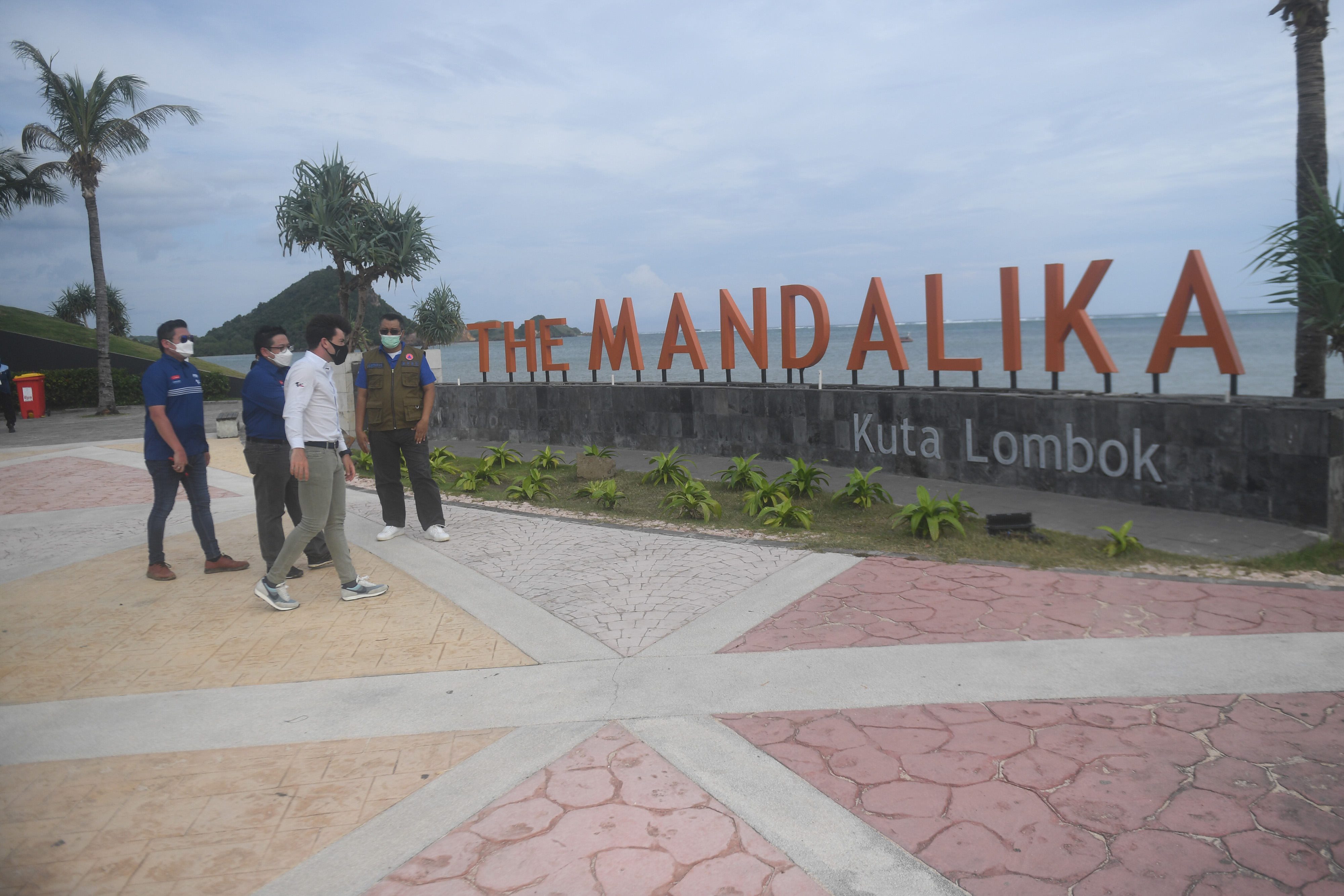  Managing Director of DORNA Sports SL Carlos Ezpeleta (kedua kanan) tengah meninjau Sirkuit Mandalika