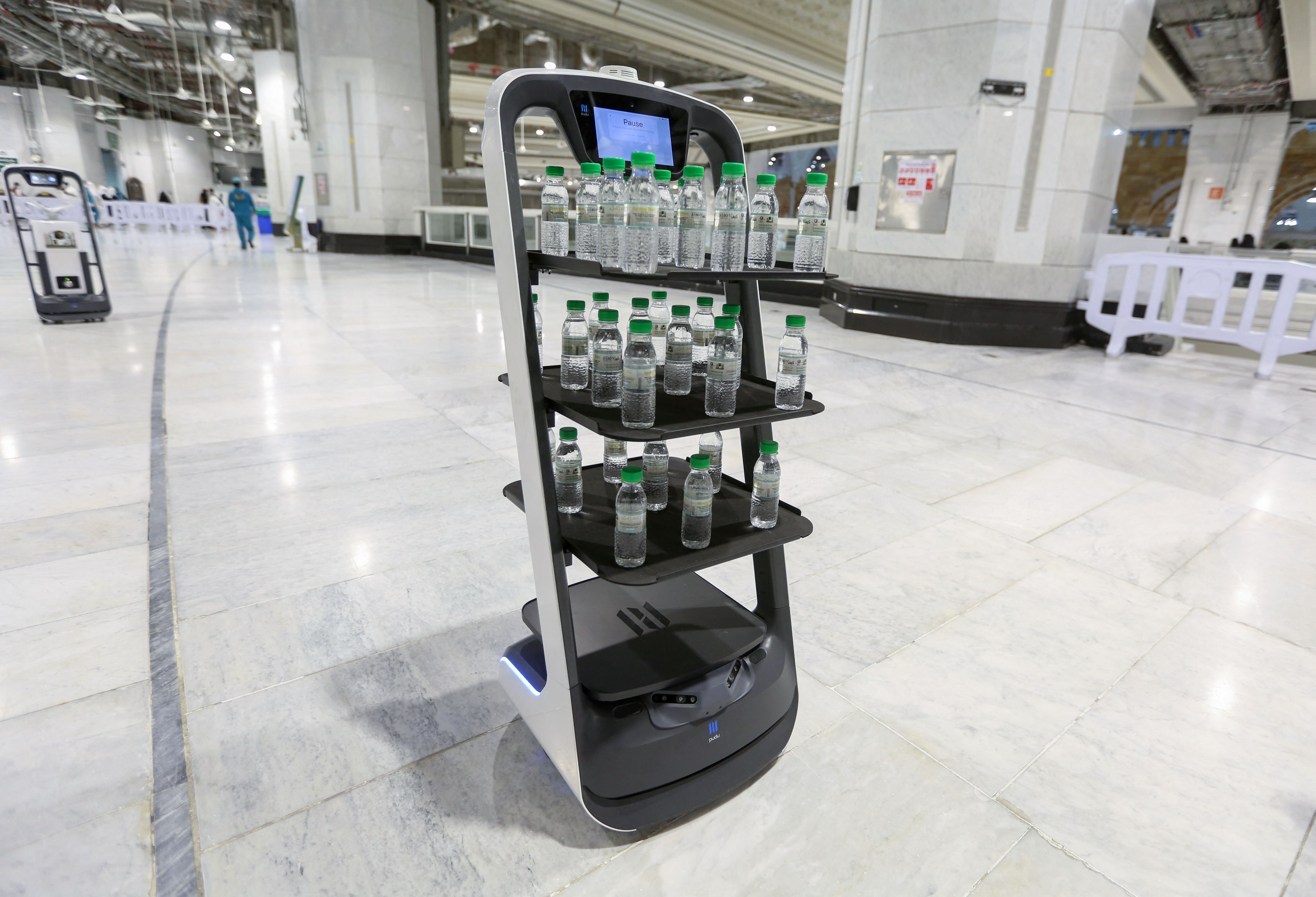 Robot yang membawa air zamzam di dalam Masjidil Haram, Arab Saudi.