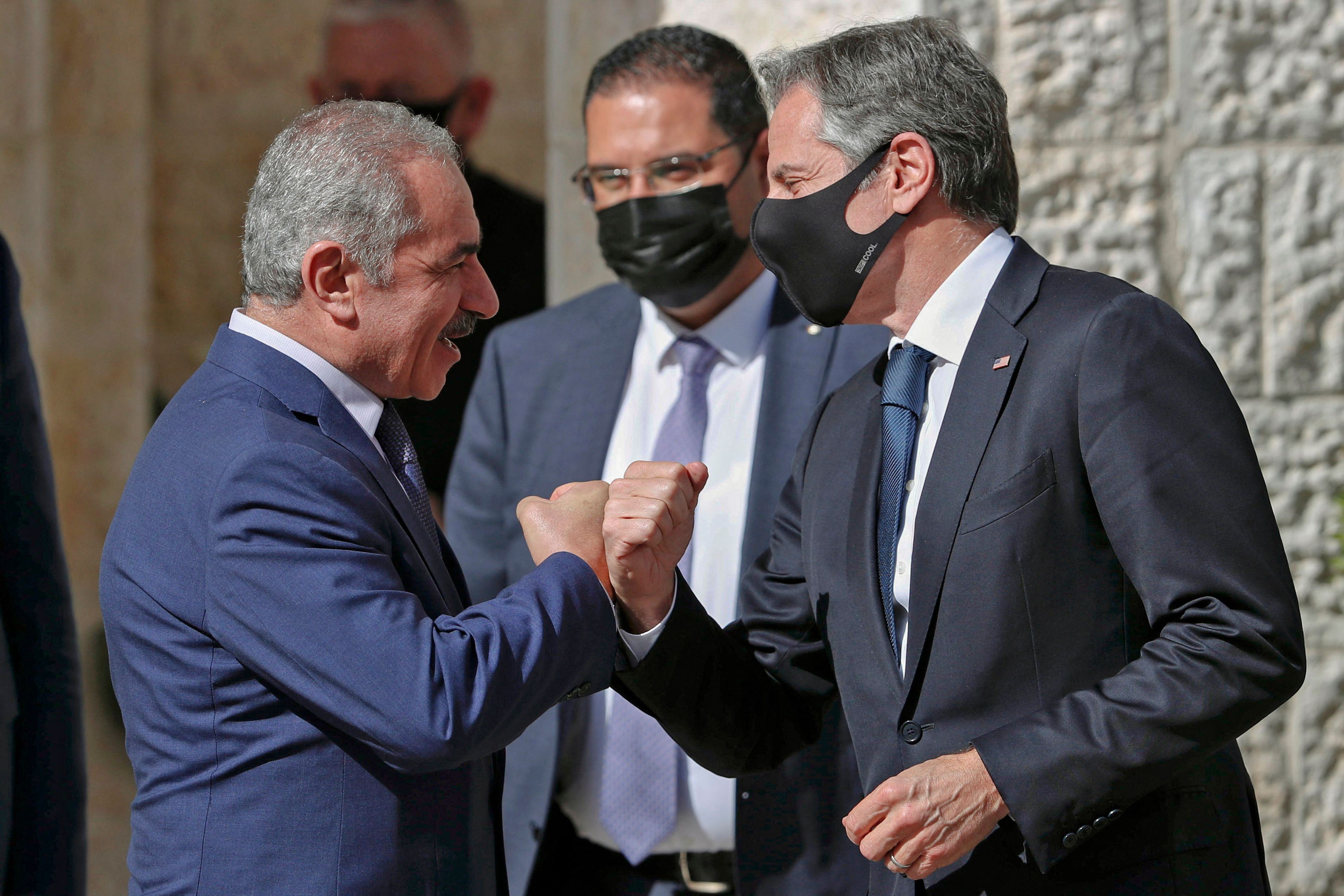 Perdana Menteri Palestina Mohammad Shtayyeh (kiri) menyapa Menteri Luar Negeri AS Antony Blinken di kota Ramallah, Tepi Barat.