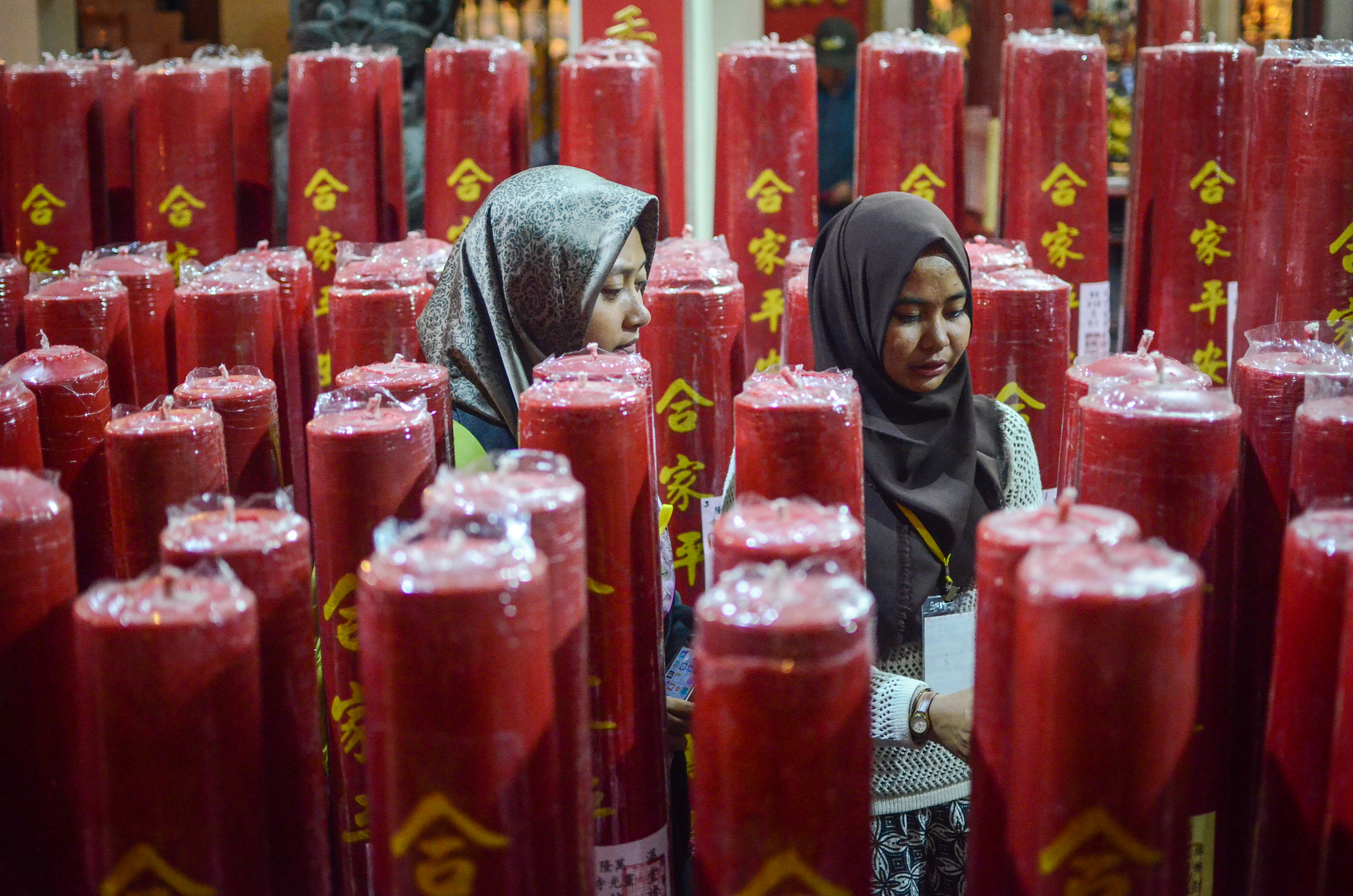  Dua aktivis Sahabat Lintas Agama (Salim) mengunjungi Vihara Dharma Ramsi di Bandung, Jawa Barat.