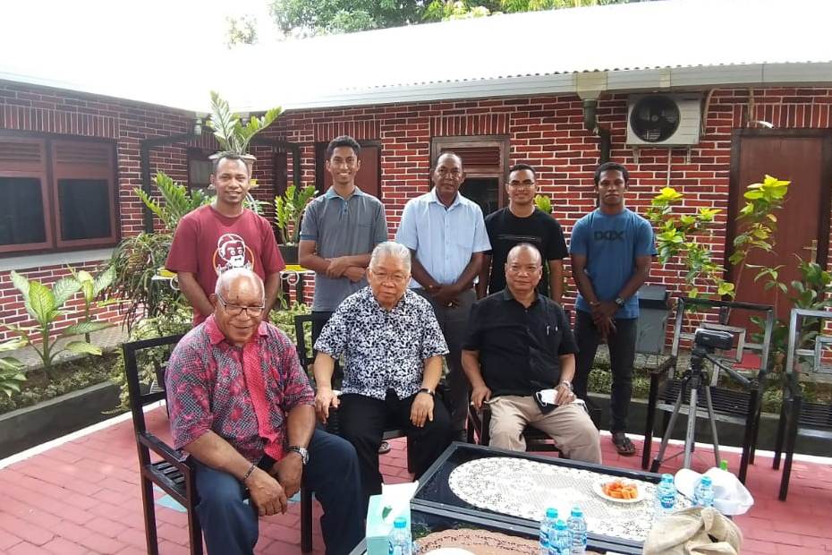 (Duduk dari kiri) Sekretaris Uskup Agung Merauke Rm John Kandam, Uskup Agung Merauke Mgr PC Mandagi MSC, dan Putut Prabantoro.